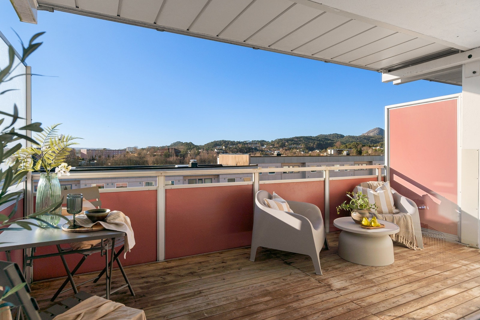 - Med overbygg sitter man i le for vind og vær og kan nyte sol og frisk luft - Galleribilde