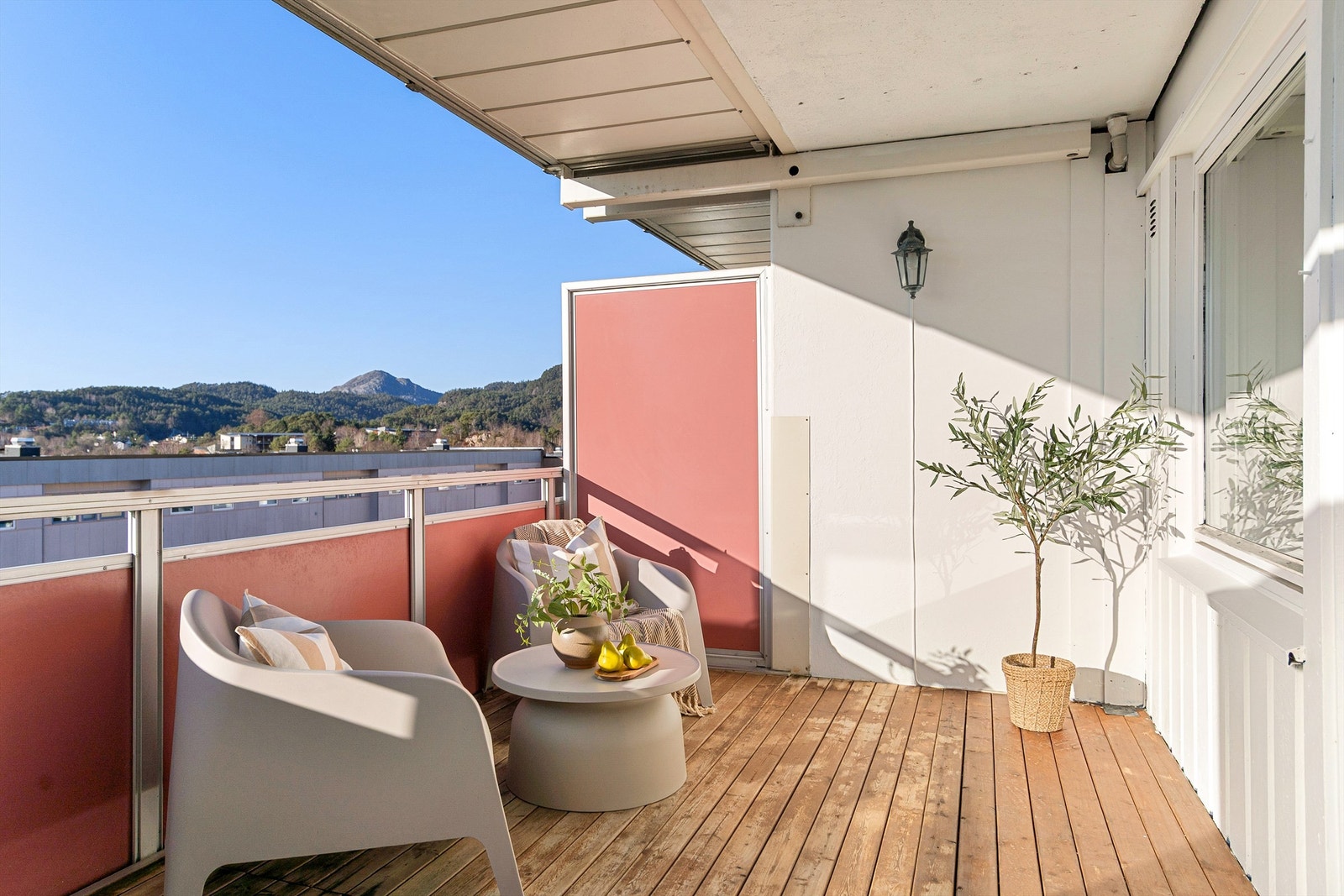 - Utsikt fra balkong. Plasseringen gjør at man kommer høyt nok opp i blokken til å få en langstrakt utsikt over bebyggelse foran og videre mot Lyderhorn - Galleribilde