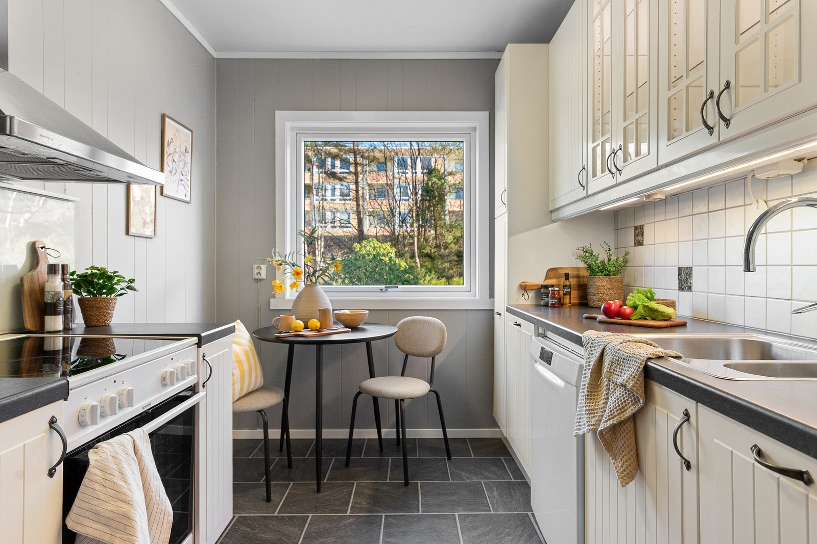 - På kjøkkenet er det mulig å ha en mindre spisegruppe hvor frokosten kan nytes - Galleribilde