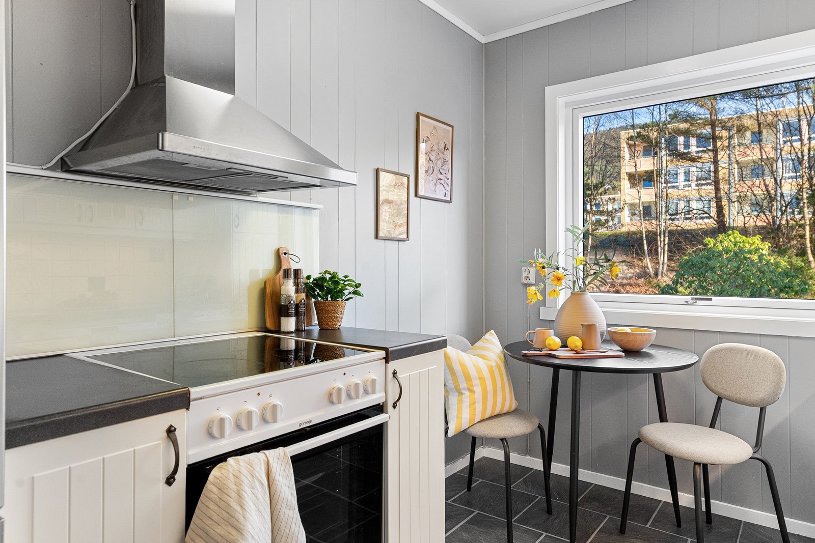 - Utsikt mot grøntareal fra kjøkkenvinduet - Galleribilde