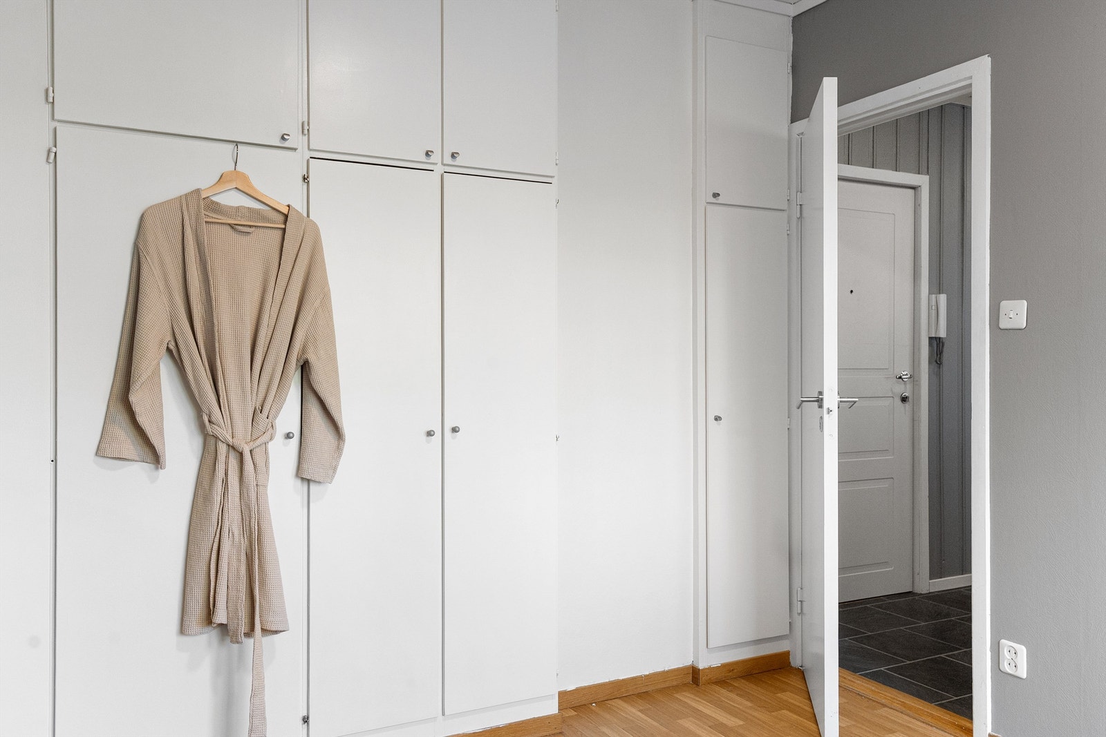 - Innredet med et flere plassbygde garderobeskap - Galleribilde