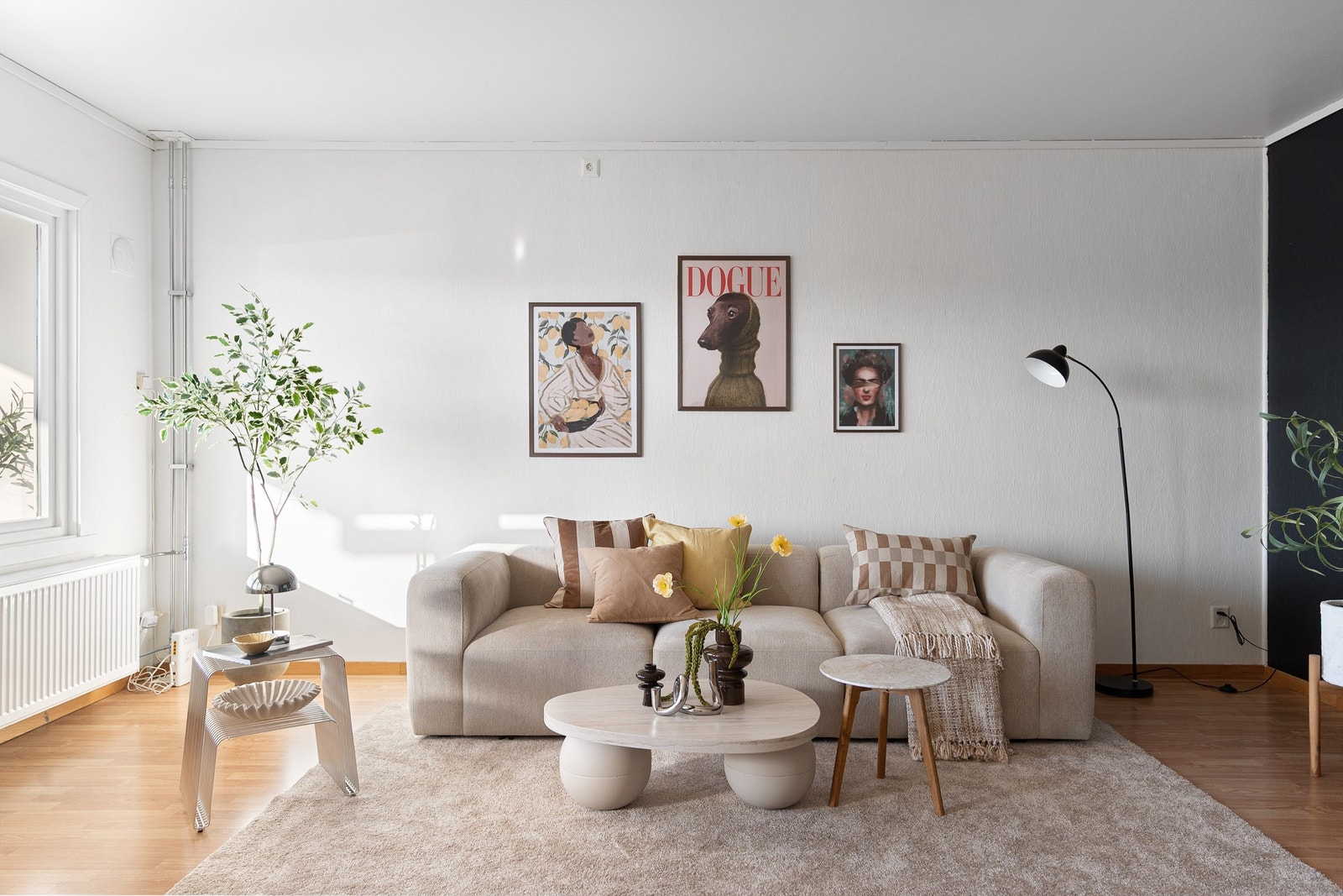 - Romslig stue med god plass til en koselig sofakrok - Galleribilde