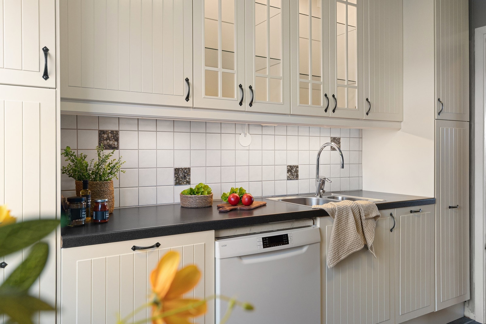 - God oppbevaringsplass i skuffer og skap - Galleribilde