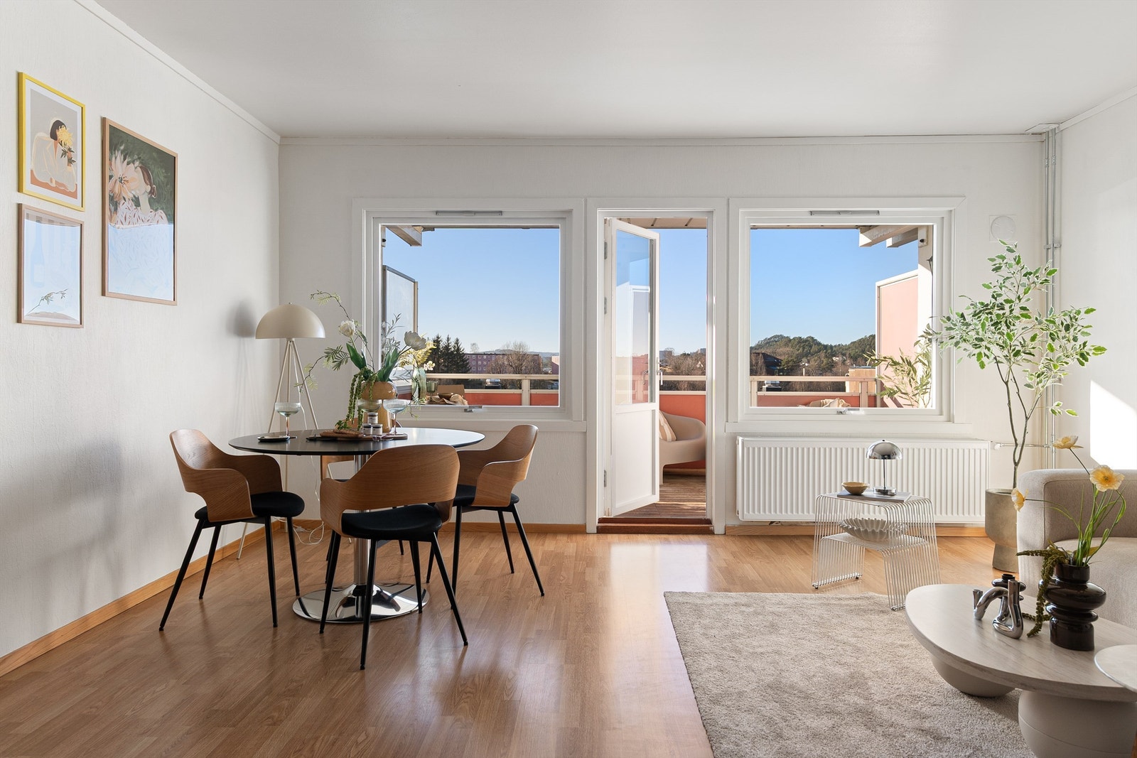 - Leiligheten har en fin beliggenhet i borettslaget med høy og fri utsikt fra stuen - Galleribilde