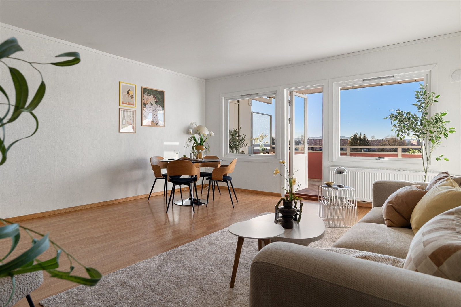 - Utgang fra stue til vestvendt balkong på ca. 12 kvm - Galleribilde