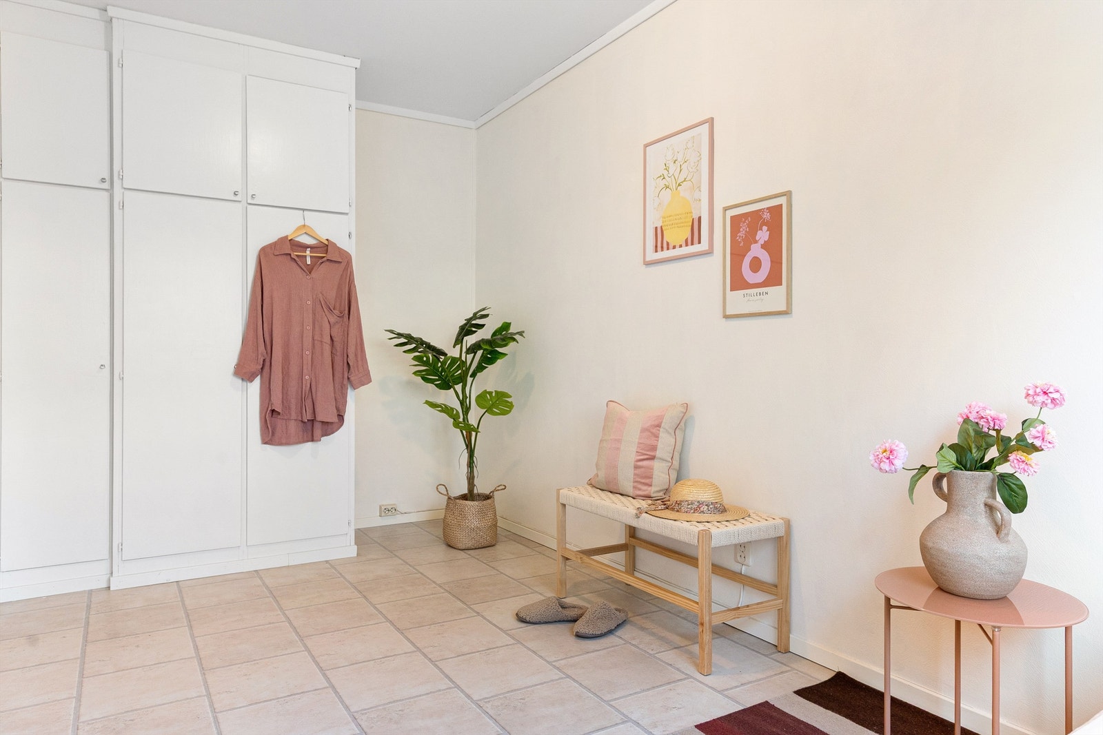 - Innredet med samme garderobeskap som på hovedsoverommet - Galleribilde