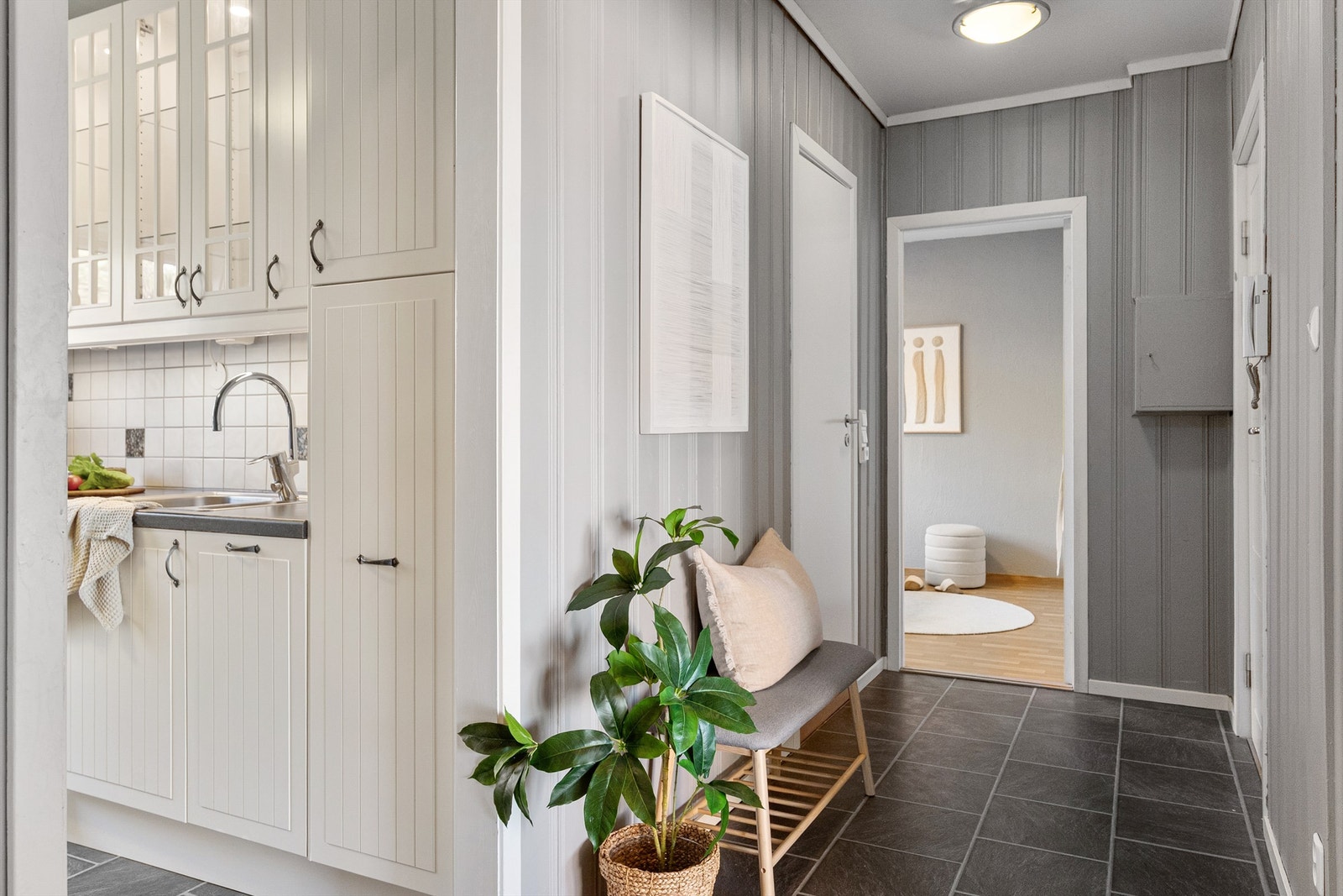 - Det første som møter deg over dørstokken er en romslig gang med plass til å henge fra seg yttertøy - Galleribilde