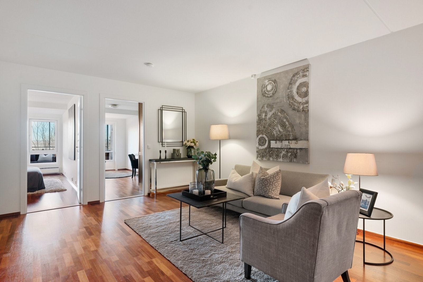 Fra entréen har du adkomst til øvrige rom i etasjen, samt underetasjen via trappeløpet. Galleribilde