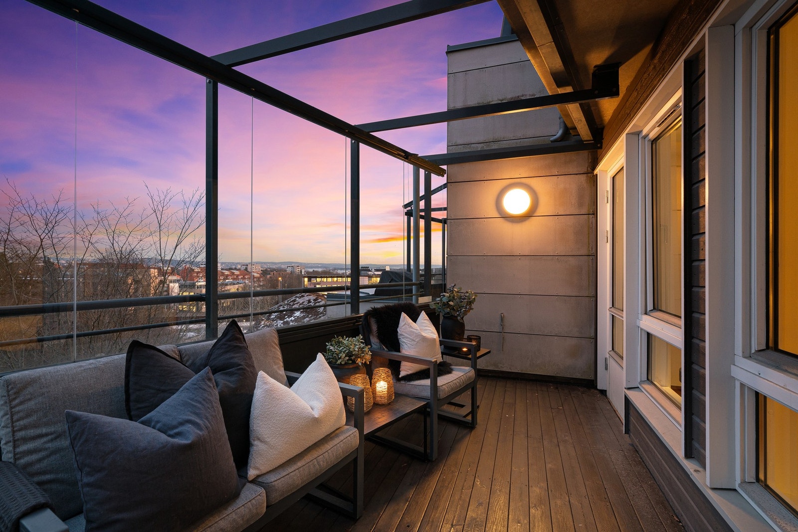 Her er det god plass til flere sittegrupper og det er belysning på vegg. Galleribilde