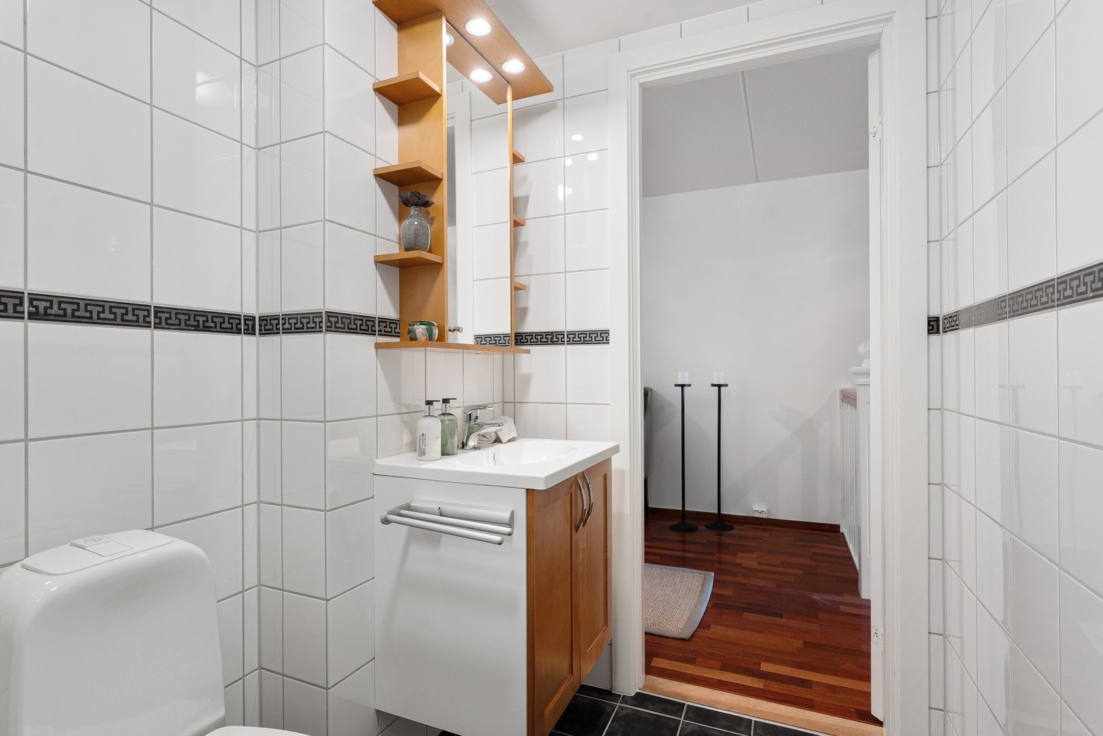 Badene har flislagte vegger og flislagte gulv på betong. Galleribilde