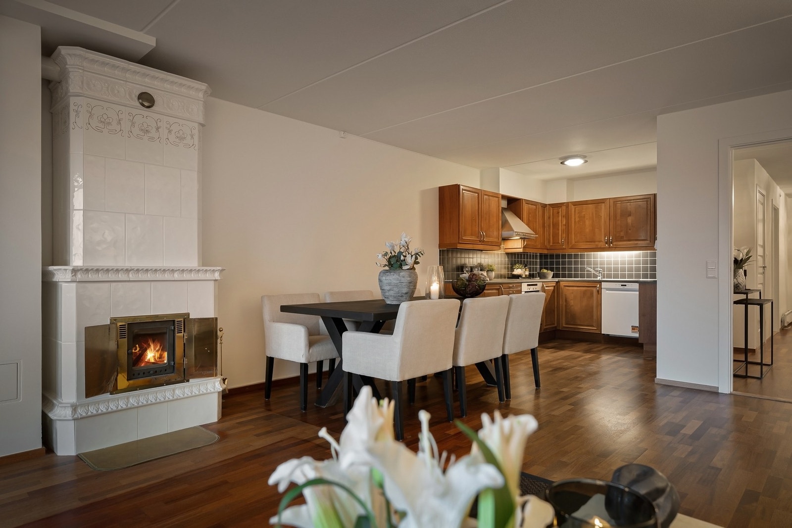 Stue og kjøkken ligger i særs velfungerende, åpen løsning. Galleribilde