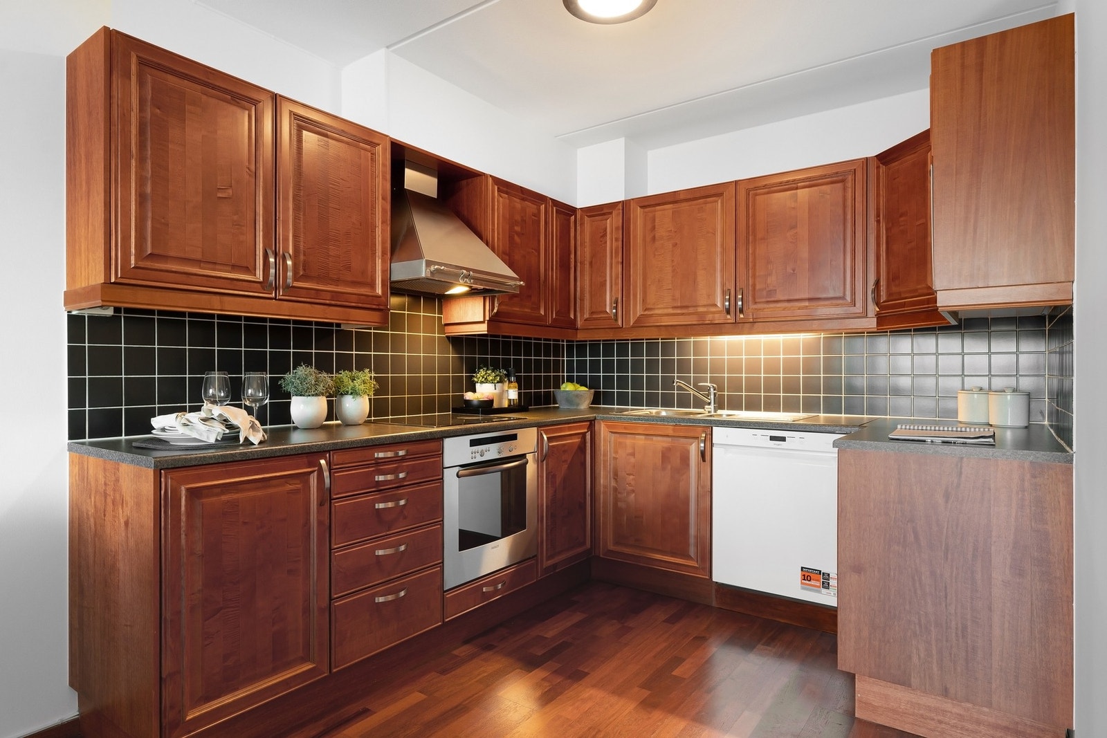 Kjøkkenet har profilerte fronter og benkeplate av laminat. Galleribilde