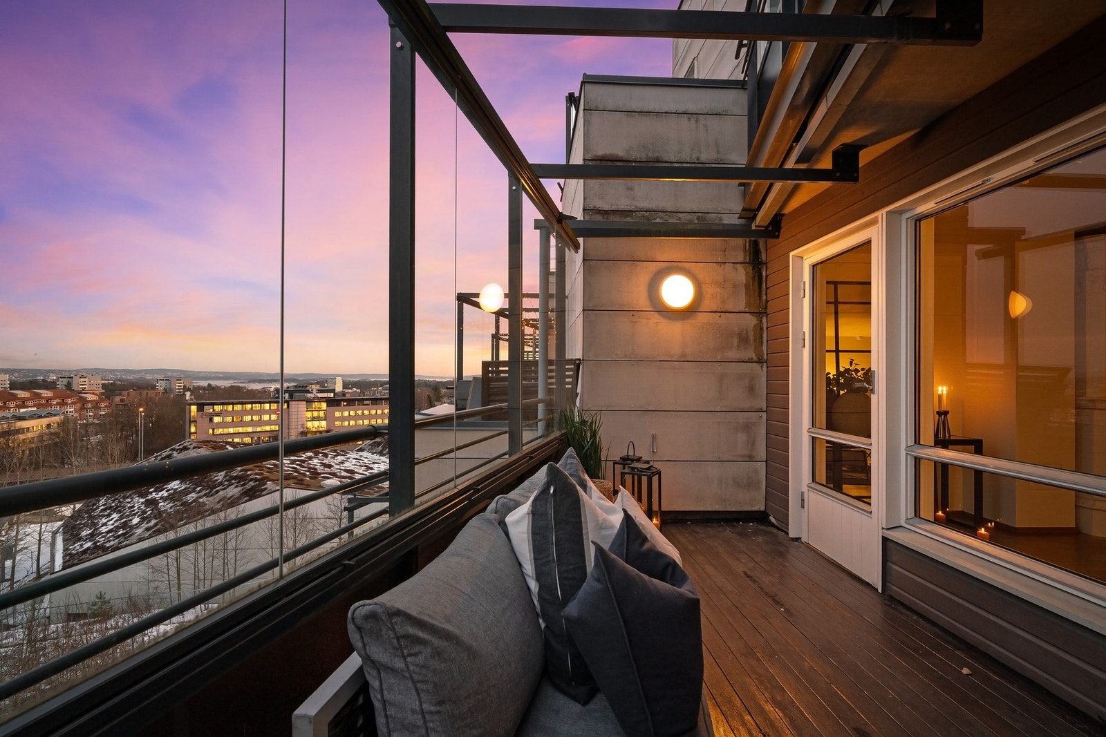 En koselig og svært brukervennlig uteplass å tilbringe tiden sin både tidlig og sent. Galleribilde