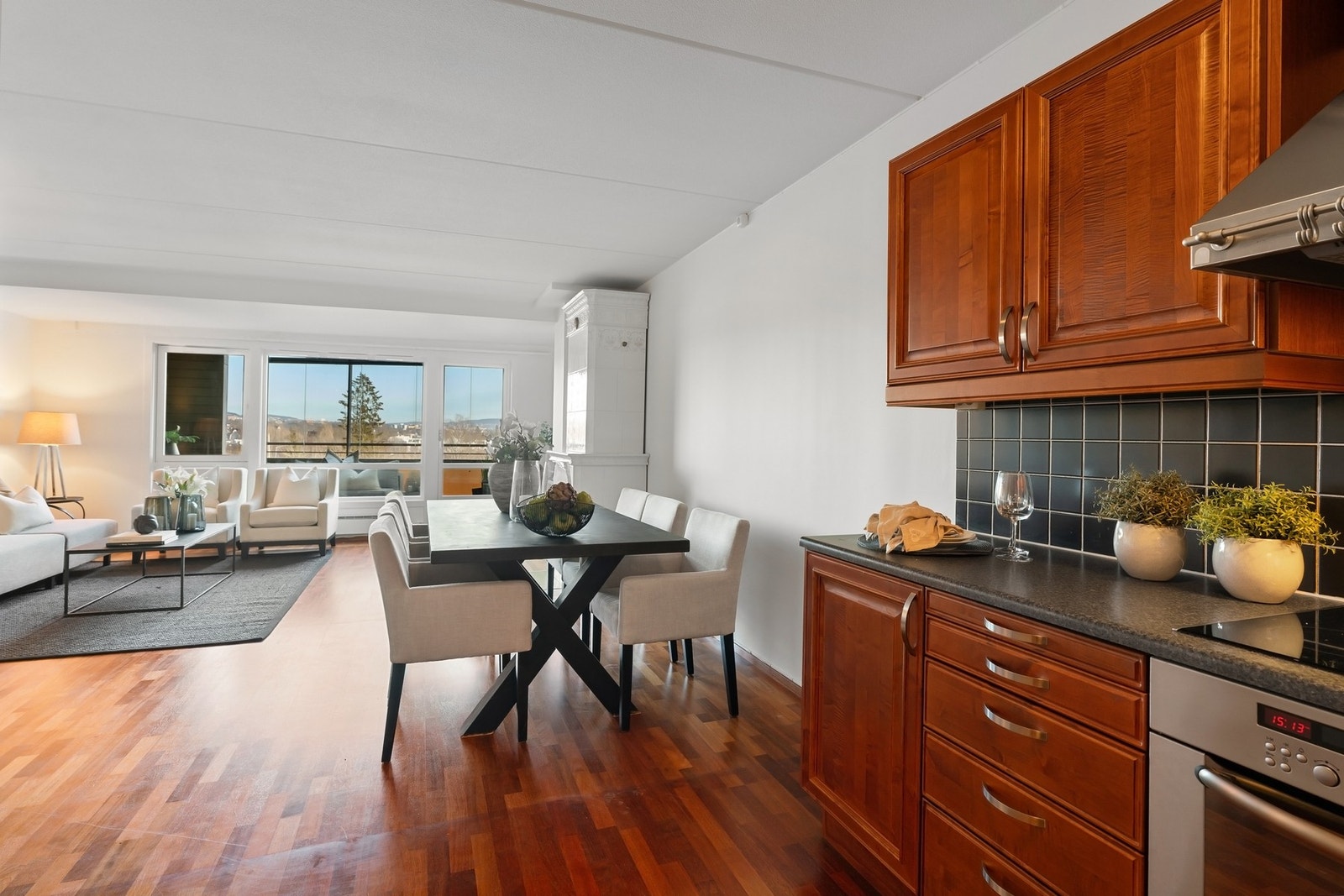 Hvitevarer består av integrert komfyr, platetopp og mikro, frittstående oppvaskmaskin og plass til kjøleskap. Galleribilde