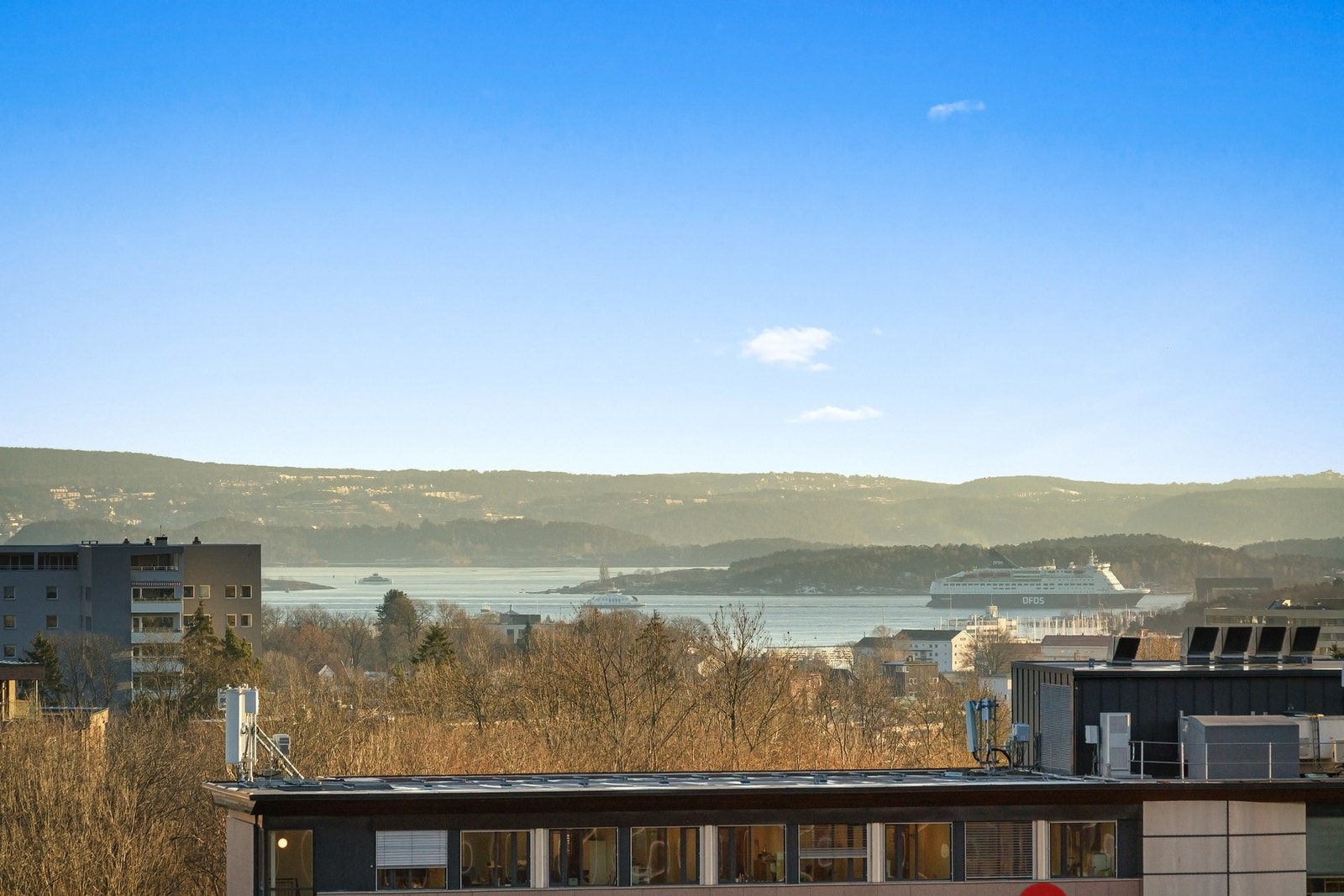 Fra både stue og balkong kan du nyte en fantastisk utsikt over byen, Smedstaddammen og de frodige åsene i Østmarka. Galleribilde