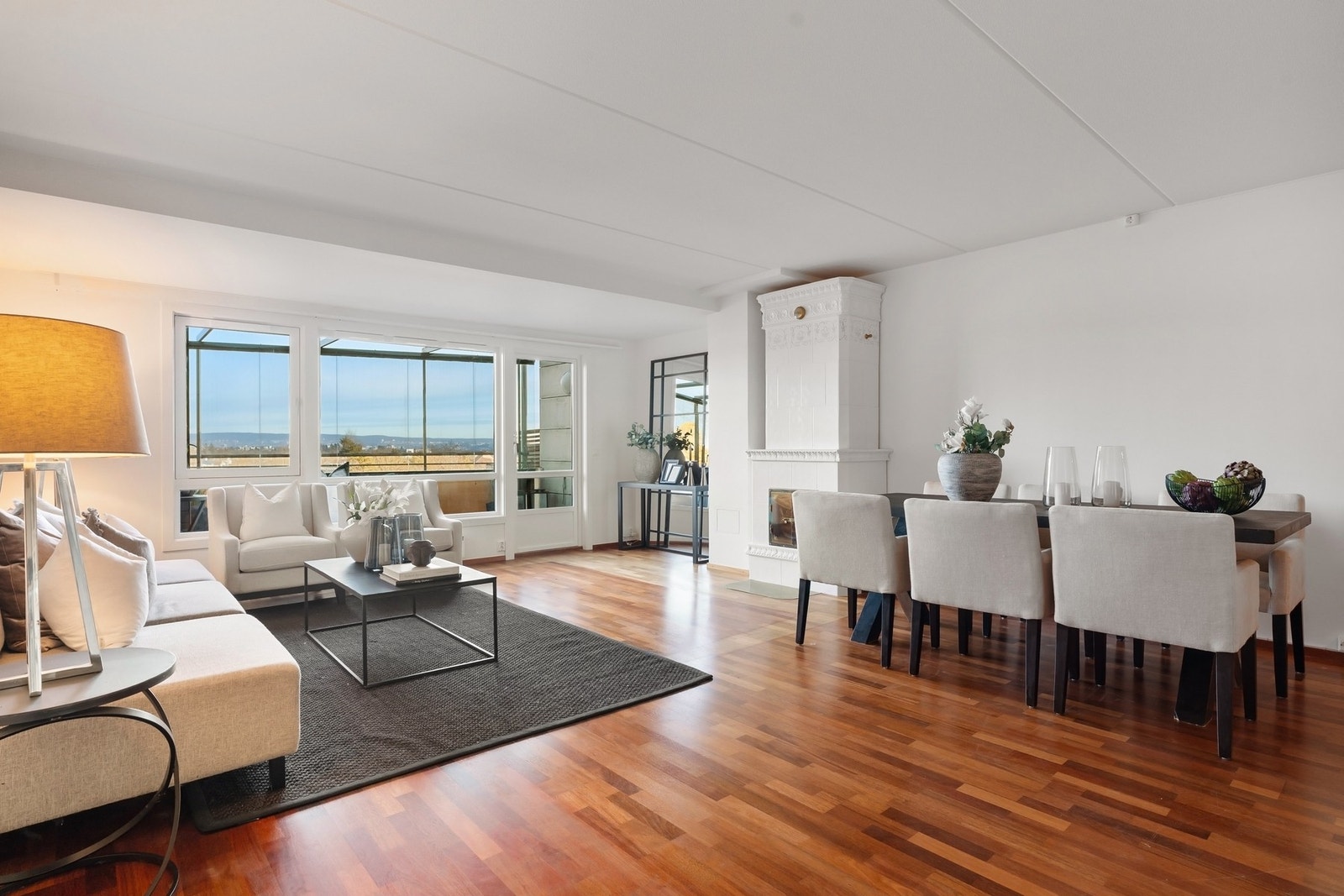 Fin utsikt over nærområde fra hele oppholdsrommet. Galleribilde