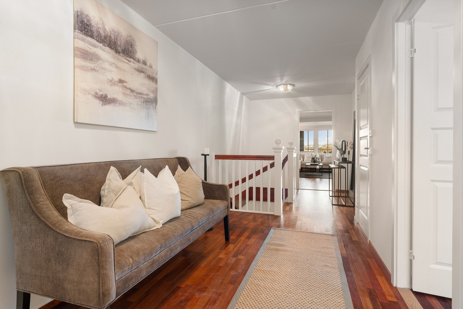 Fra entréen har du adkomst til øvrige rom i etasjen, samt underetasjen via trappeløpet. Galleribilde