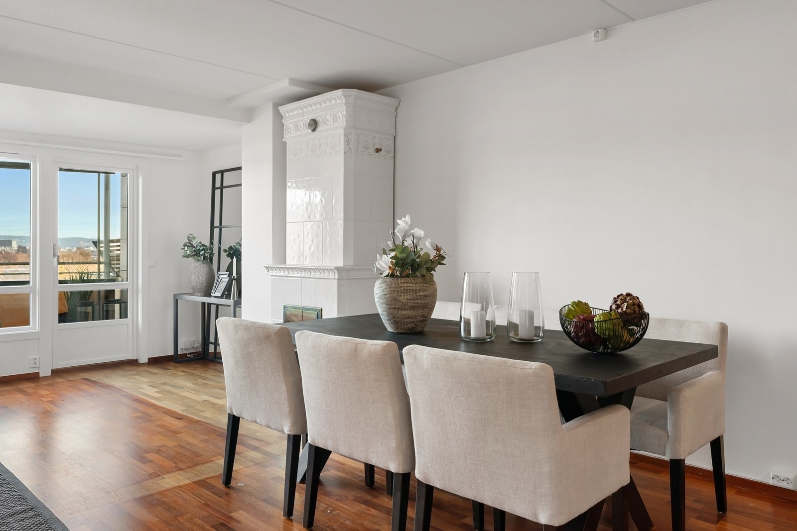 Det er god plass til stort spisebord i overgangen mellom kjøkken og stue. Galleribilde