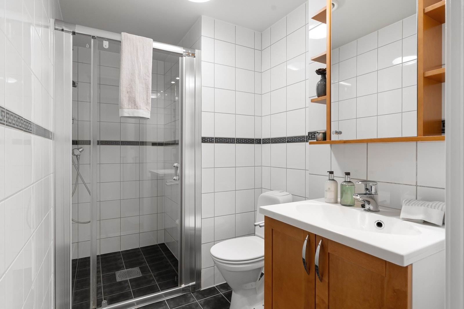 Boligen har hele tre bad - ett i første etasje og to i underetasjen. Galleribilde