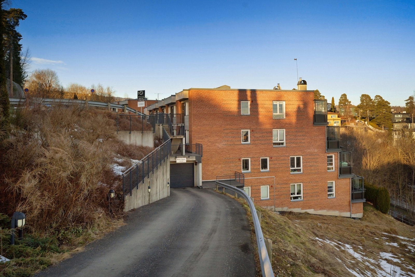 Det medfølger to garasjeplasser i felles anlegg med elbil-lader. Galleribilde