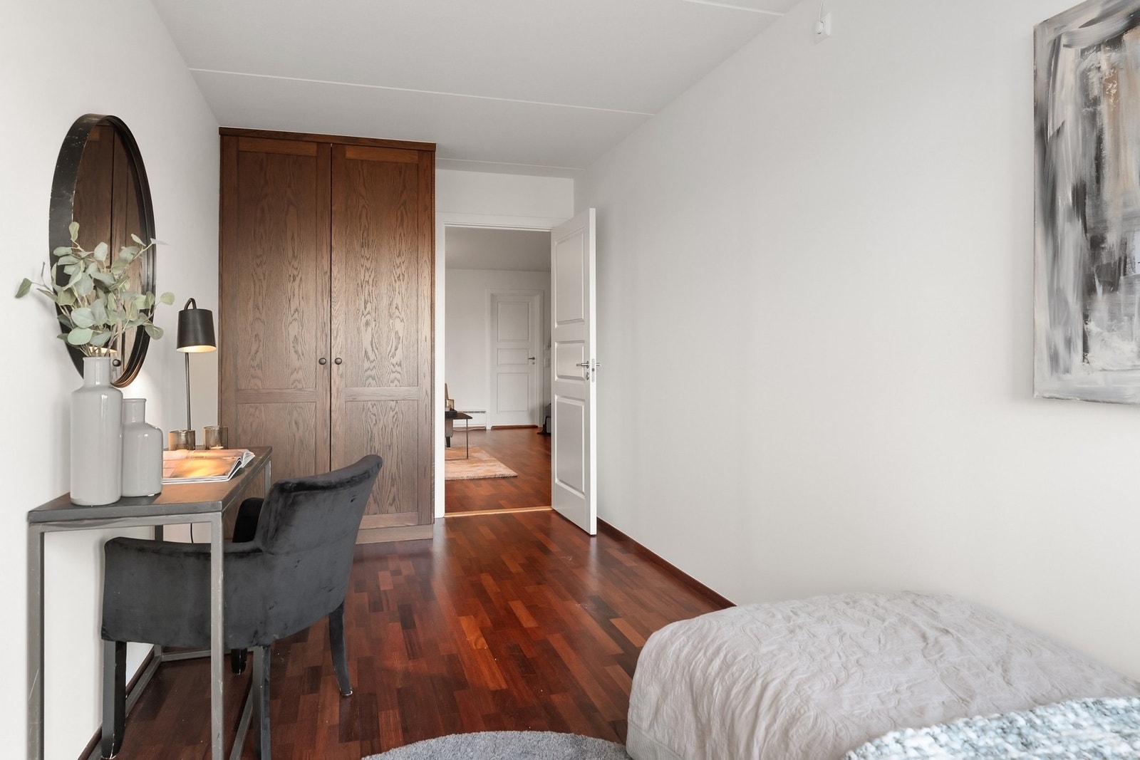 Begge soverommene er innredet med garderobeskap. Galleribilde