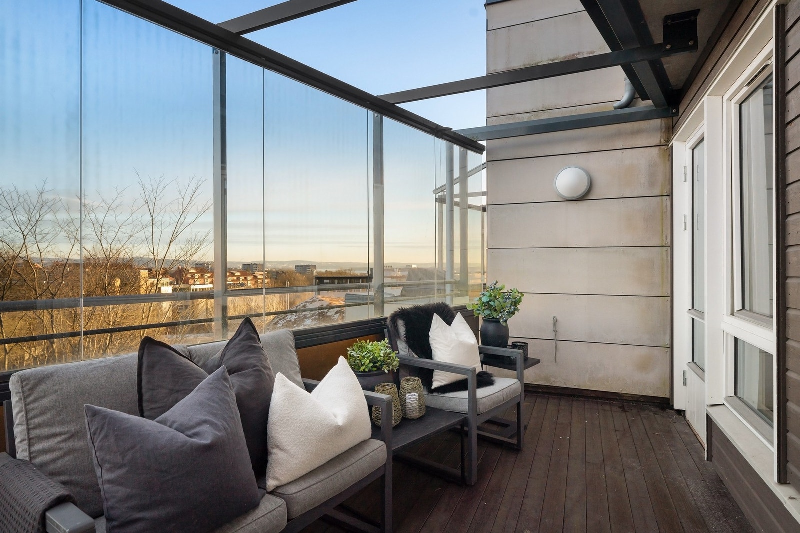 Terrassen ligger usjenert til mot naturtomt og har fantastisk utsikt over hustakene. Galleribilde