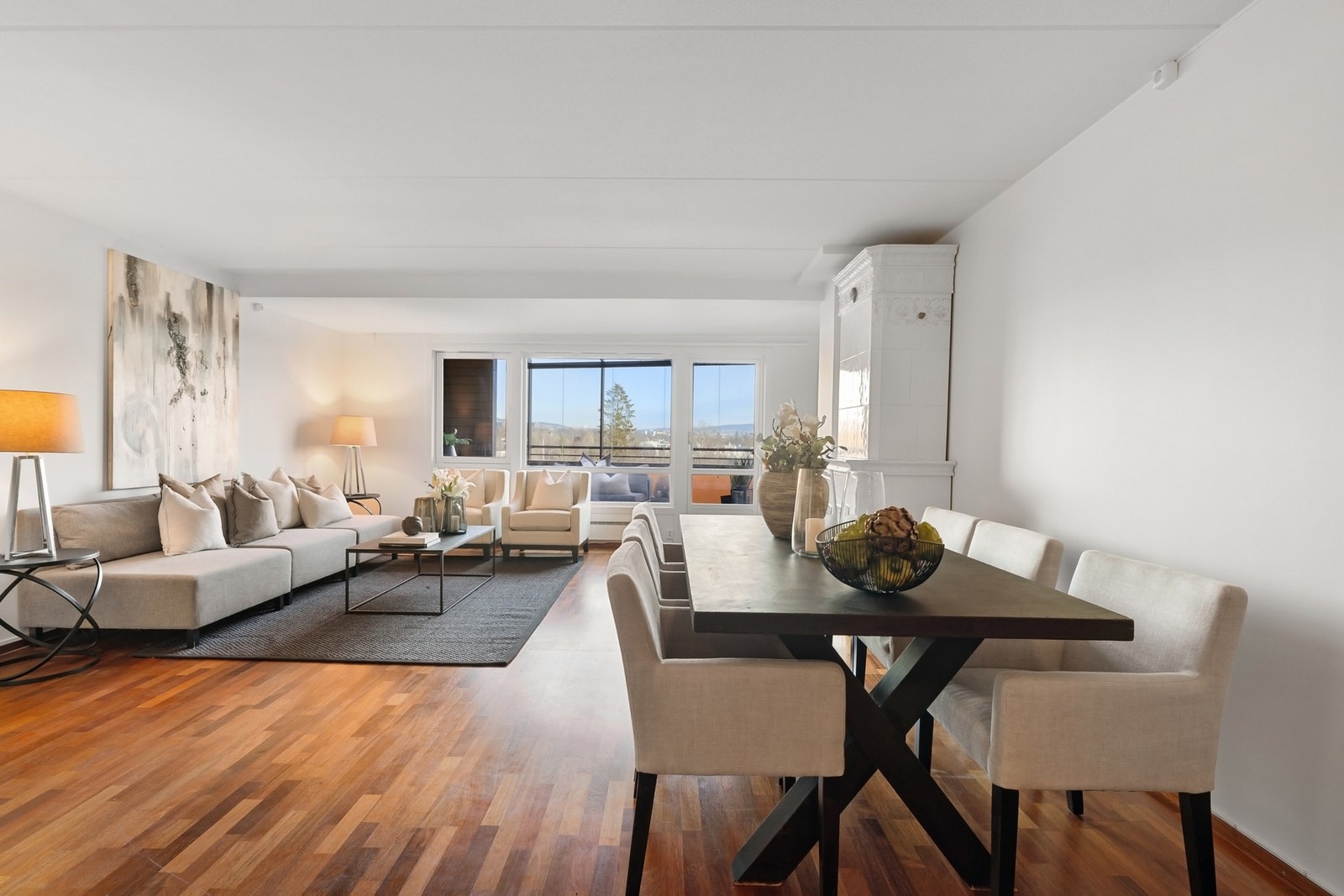 Den gode størrelsen og utformingen gjør at det er fin plass til generøst møblement i flere soner. Galleribilde