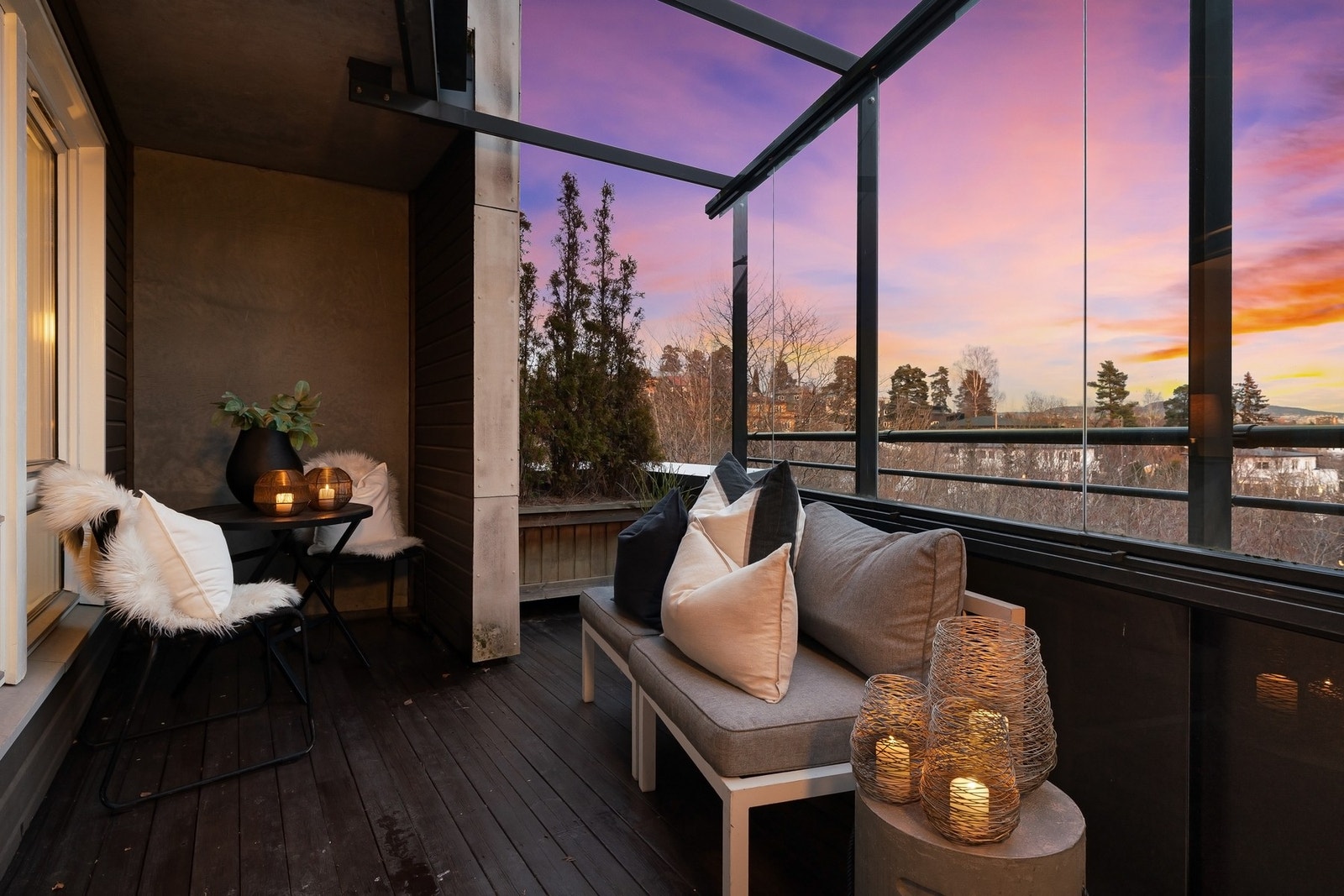 Dekket med terrassebord og rekkverk av stål, glass og tre. Galleribilde