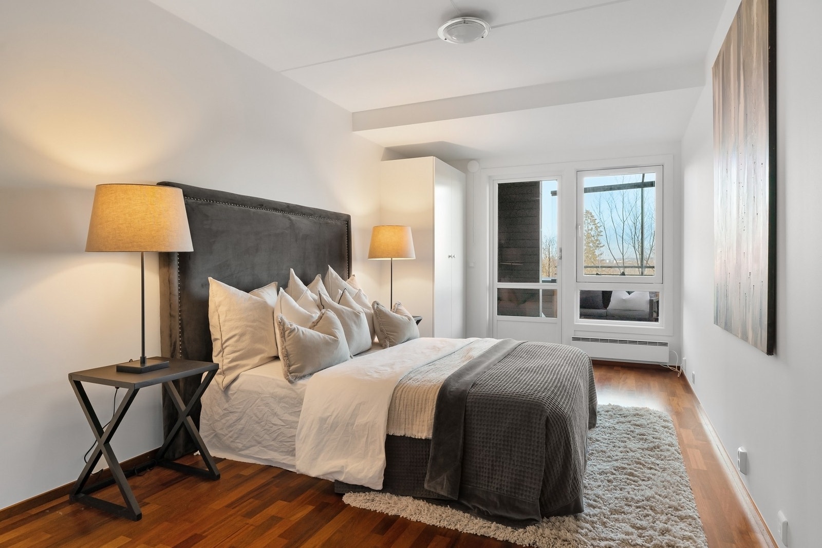 Soverommene i underetasjen har direkte utgang til terrassen. Galleribilde