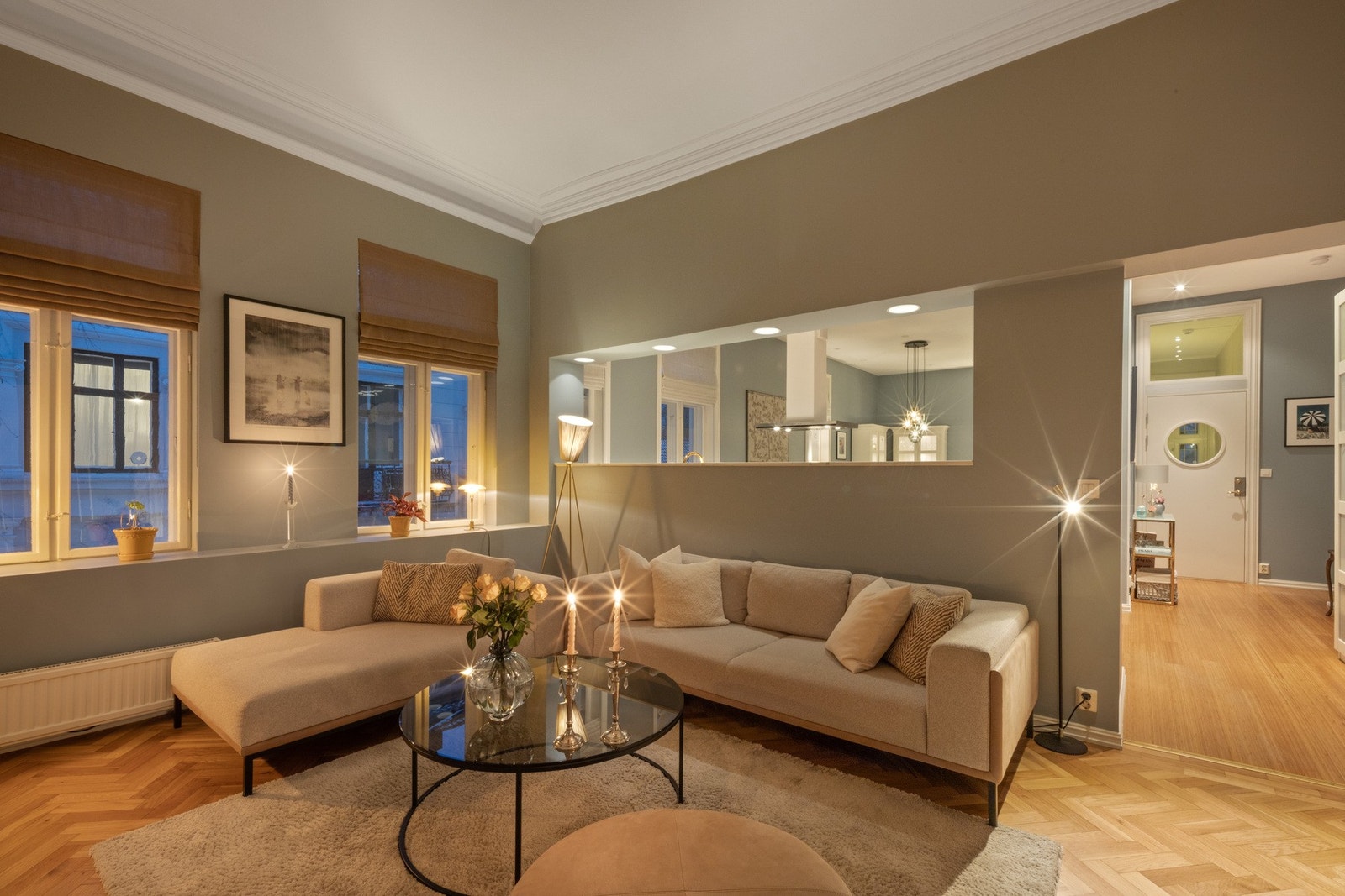 Leiligheten har i dag to stuer og tre soverom. Her fra stuen nærmest kjøkkenet Galleribilde