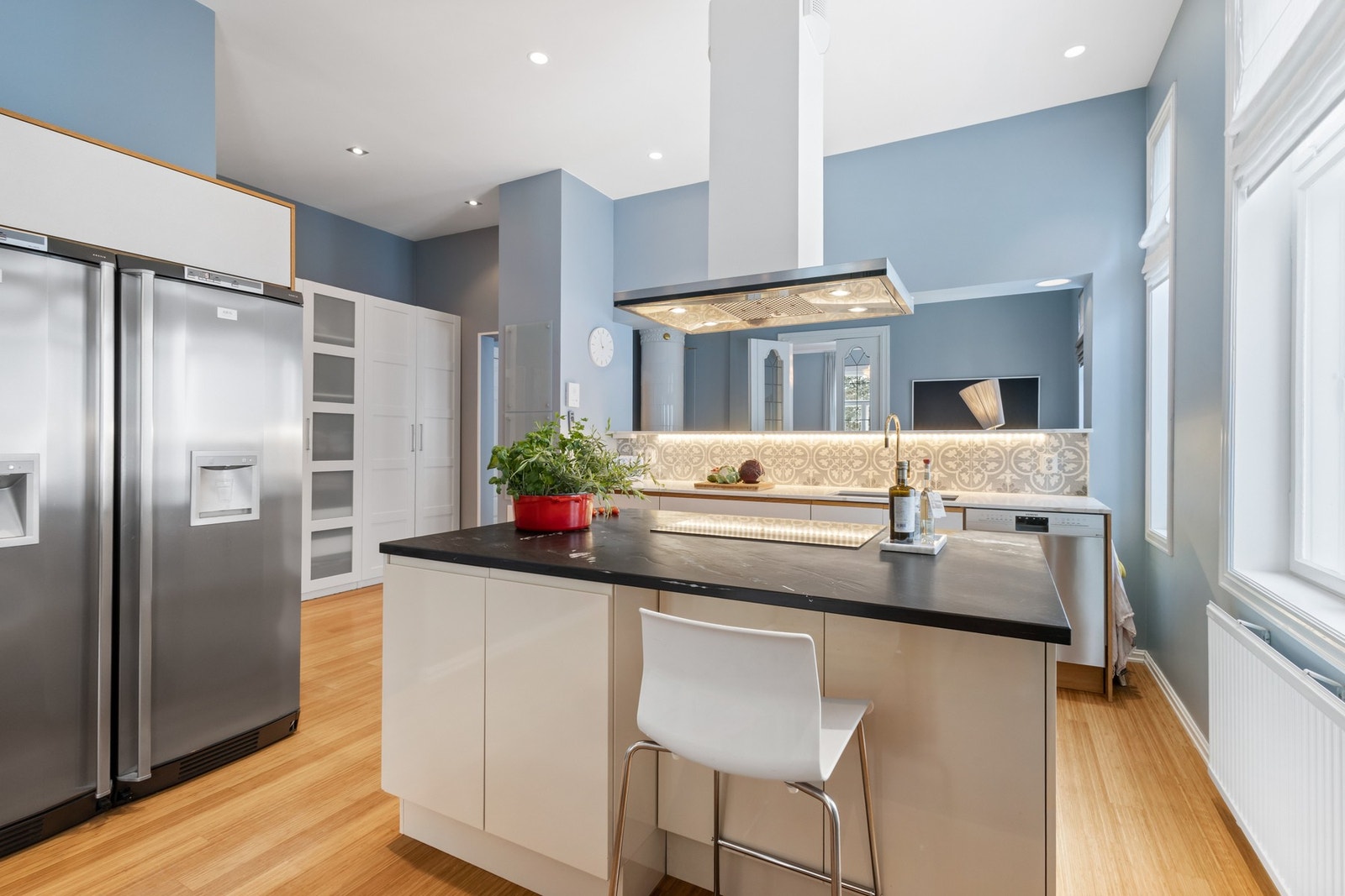 Kjøkken med integrerte hvitevarer. Flott sosial løsning med øy mot spisestuen Galleribilde