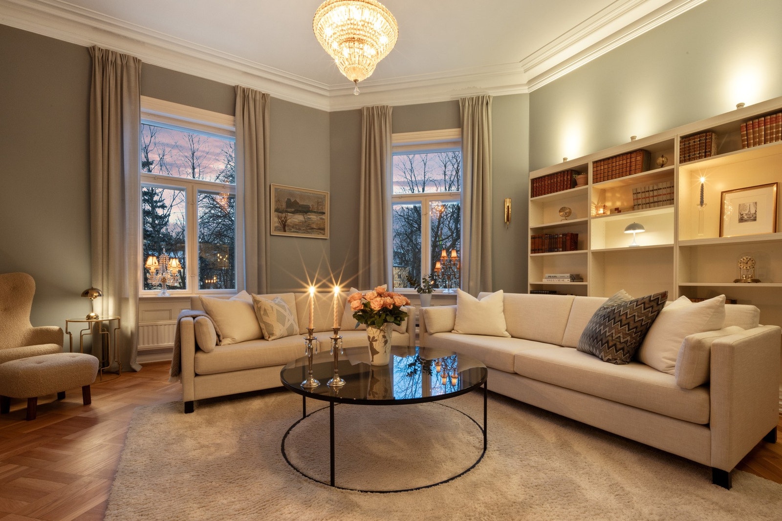 Leiligheten har gjennomgående meget god takhøyde og klassiske detaljer som fiskebeinsparkett, stukkatur og rosetter Galleribilde