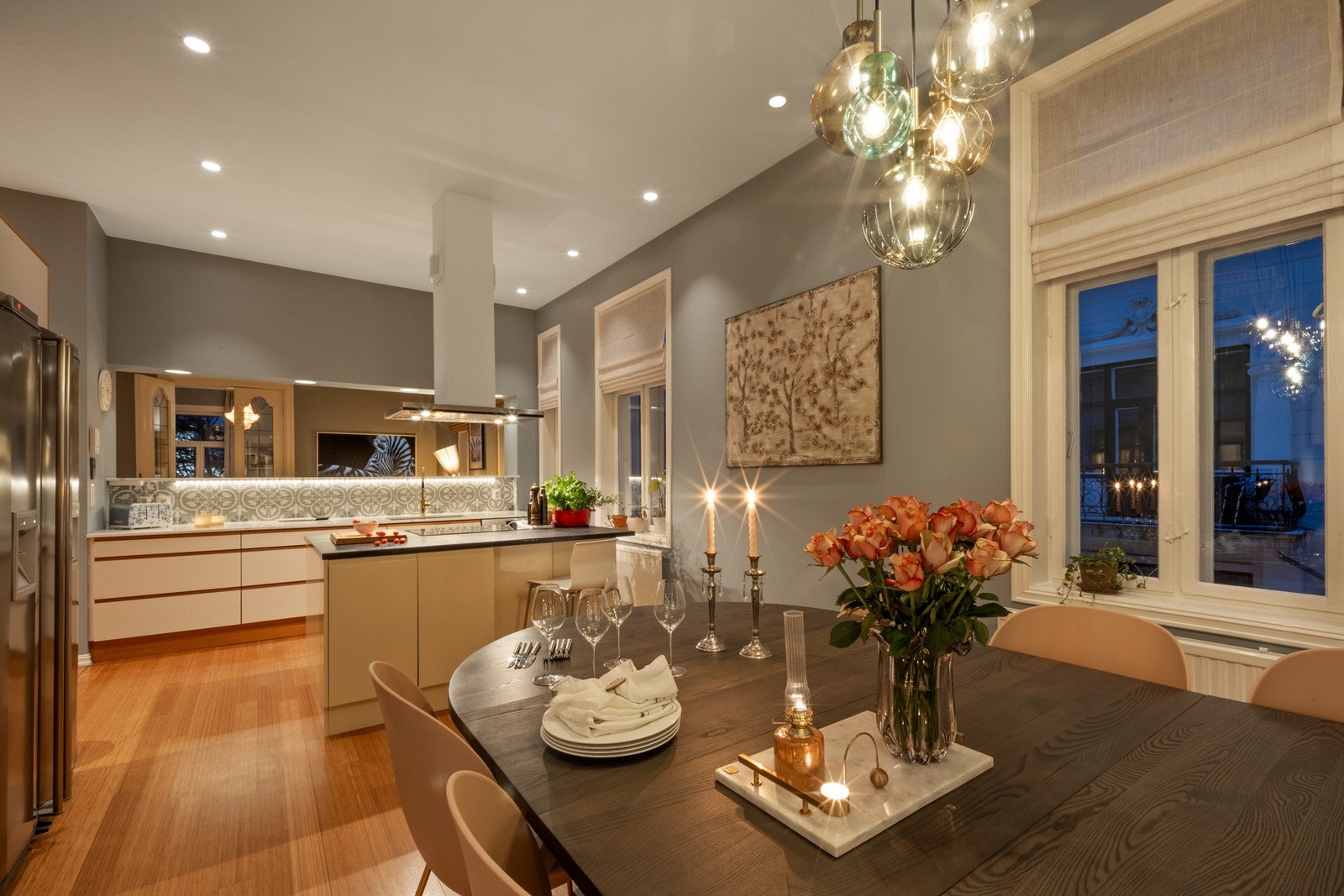 Kjøkken og spisestue i åpen løsning Galleribilde