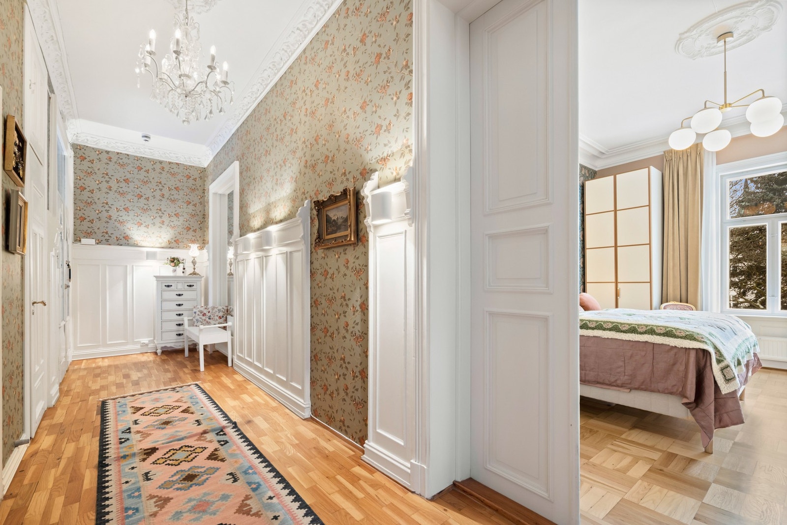 Entrè med garderoberom Galleribilde