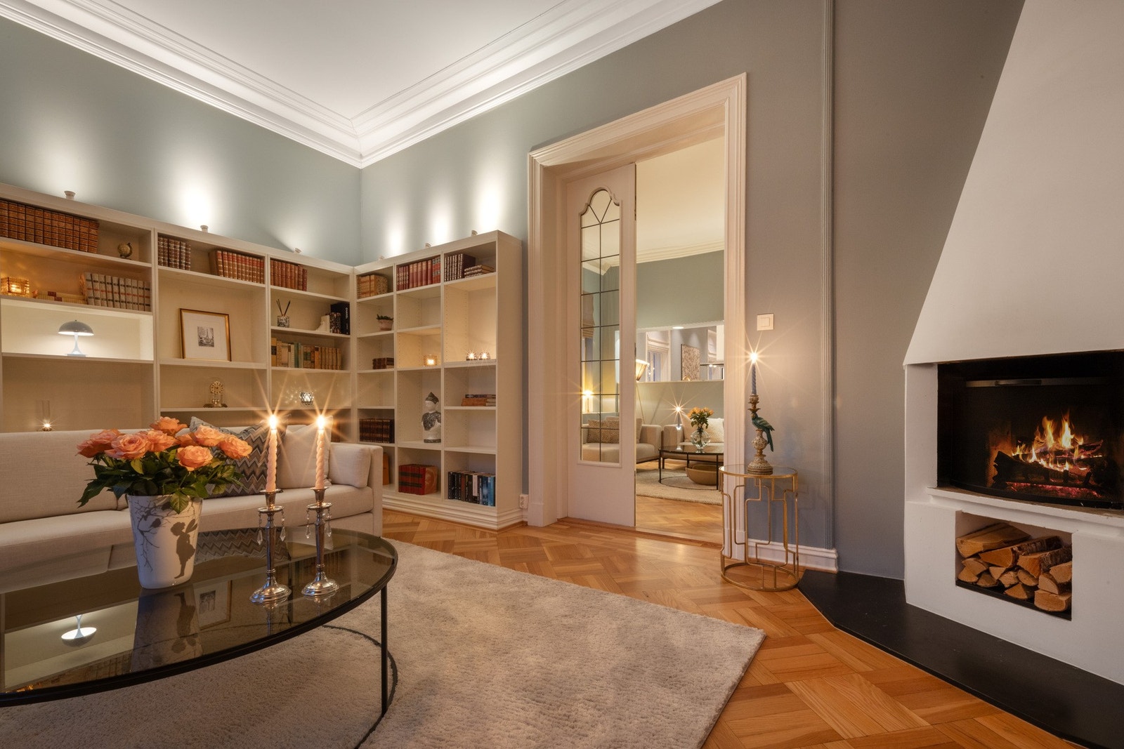 Flotte oppholdsrom. 3 ildsteder i leiligheten Galleribilde