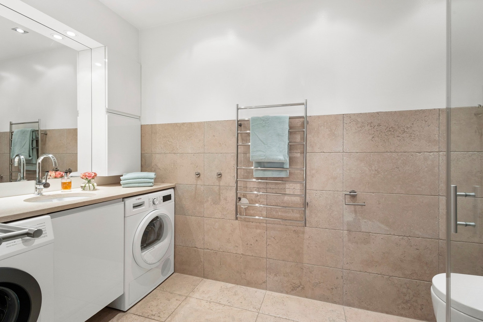 Opplegg for vaskemaskin og tørketrommel på badet Galleribilde