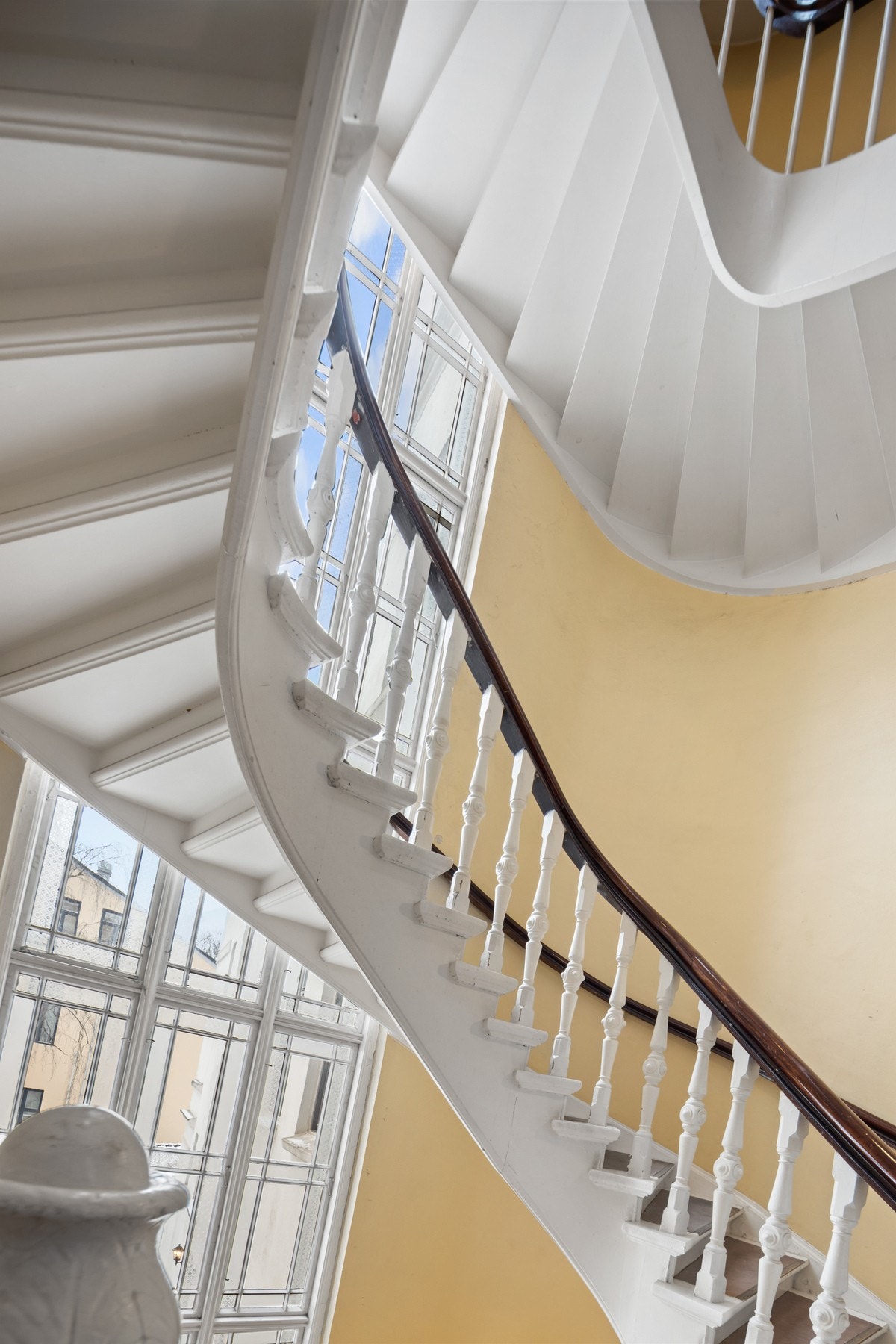 Stort trapperom med herskapelig følelse Galleribilde