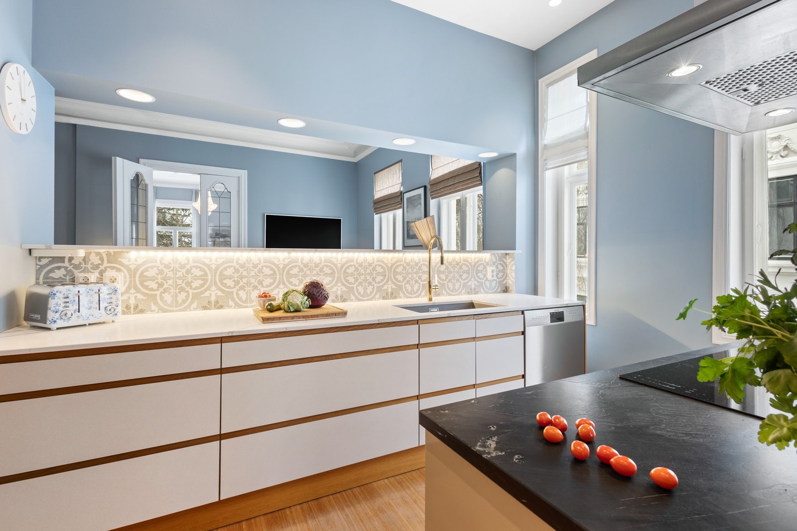 Moderne kjøkkeninnredning fra JKE med meget god benk- og skapplass Galleribilde