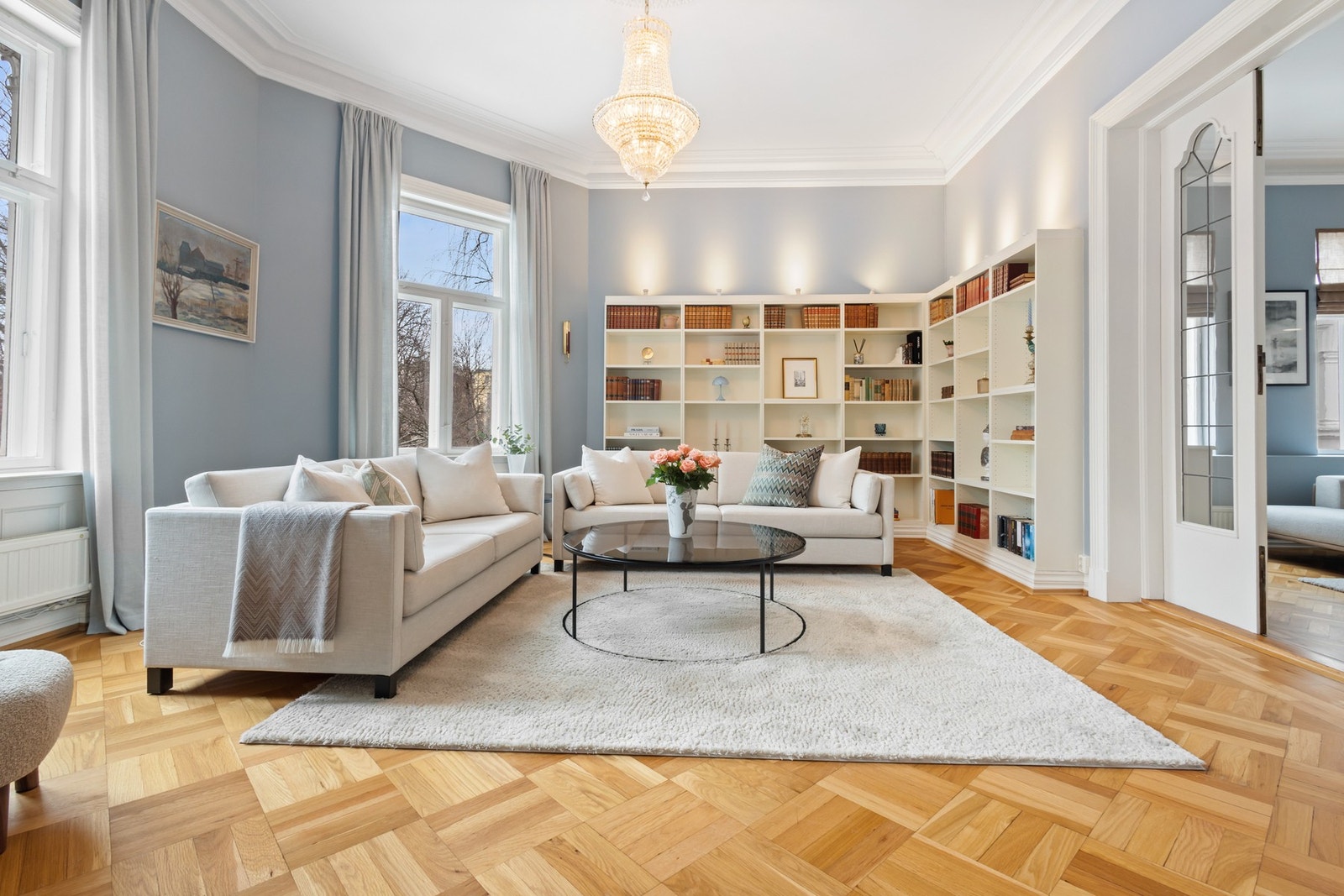 Hjørnestue/bibliotek med åpen peis i hjørnet Galleribilde