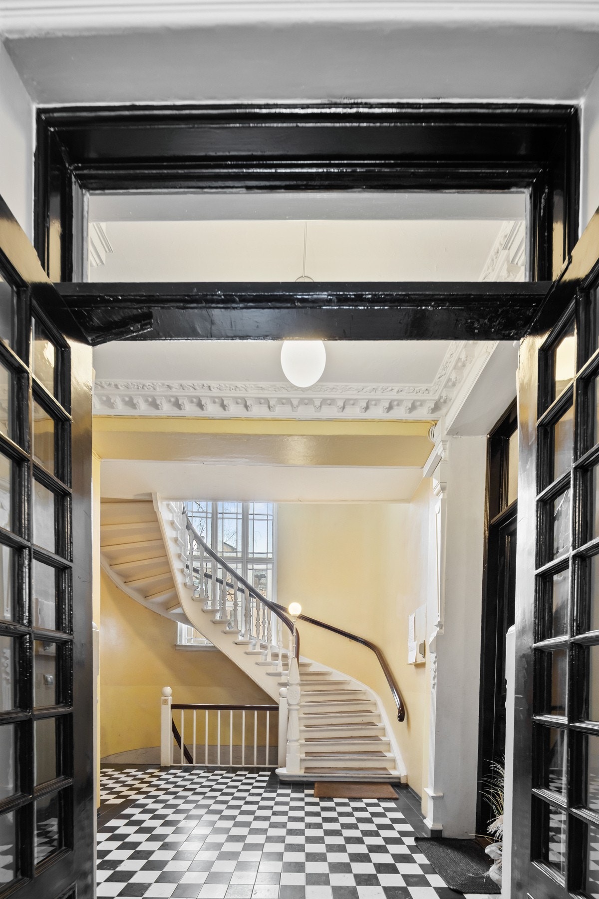 Fine fellesarealer med klassiske detaljer Galleribilde