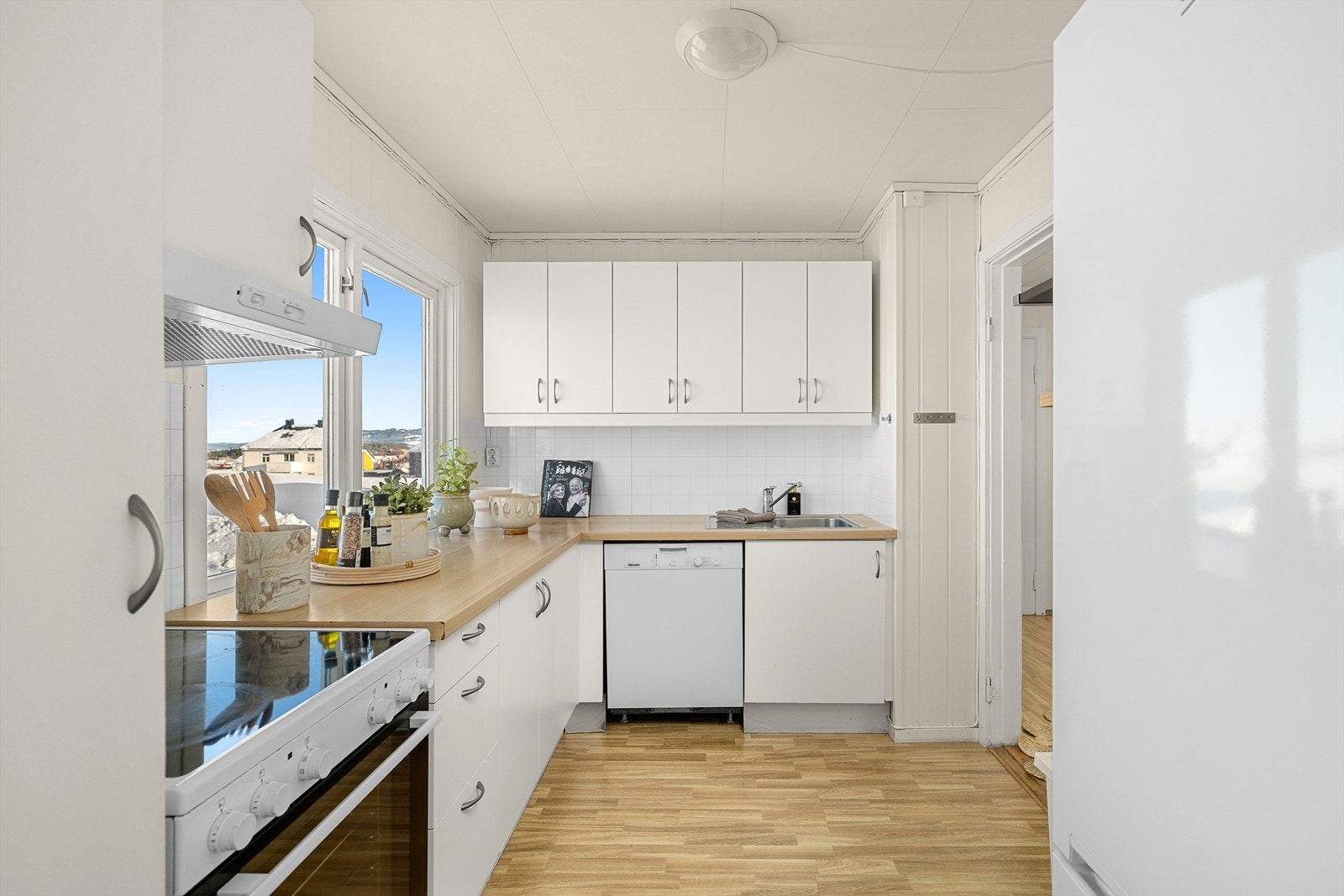 Lyst kjøkken med smart og romslig oppbevaring Galleribilde