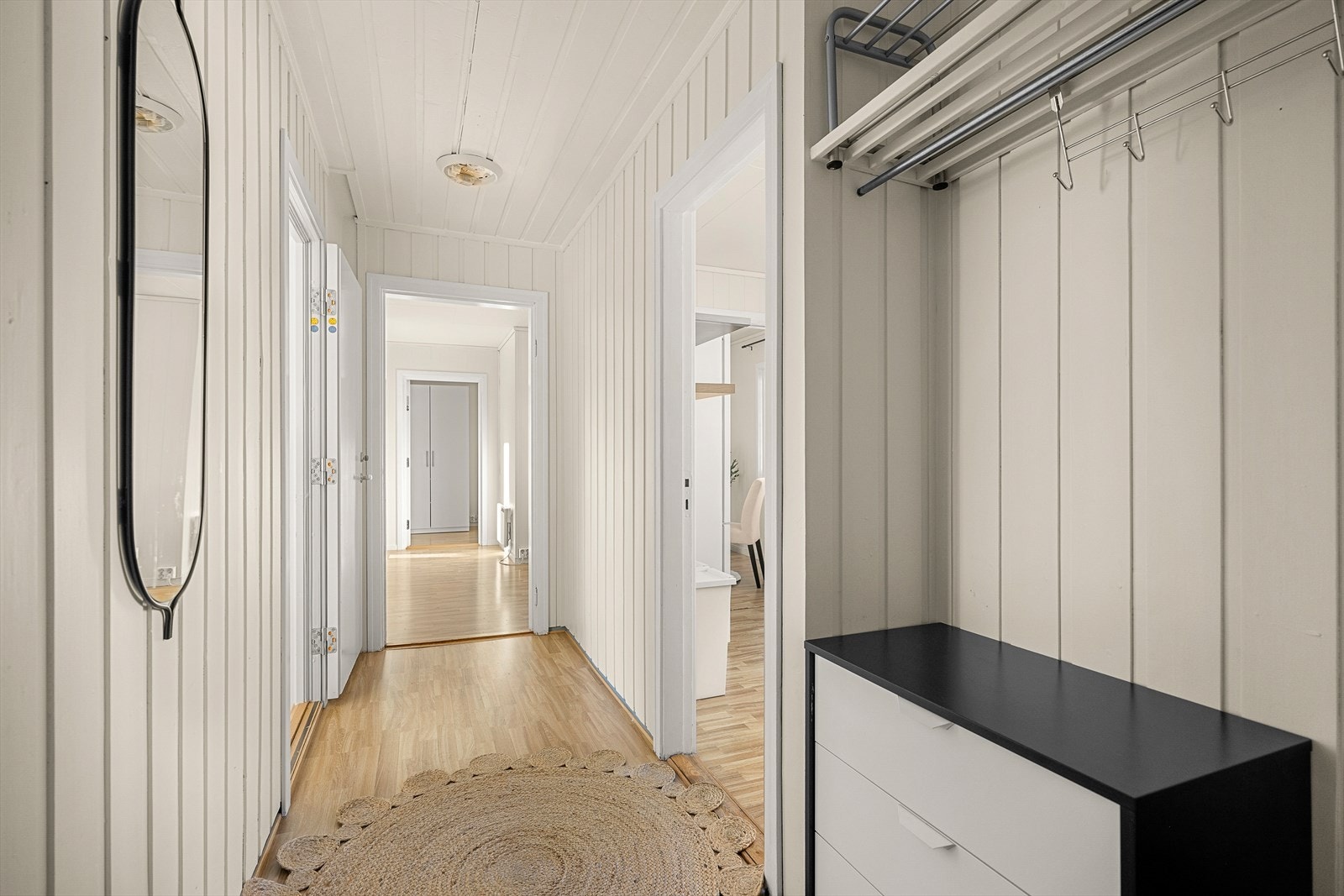 Entréen på 5,5 m² byr på en funksjonell og innbydende start på boligen, med direkte adkomst til både bad og WC Galleribilde