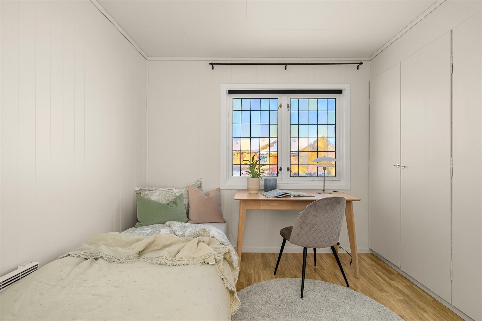 Siste soverommet i boligen er på hele 10 m² og har smarte, innebygde skap som gir rikelig med oppbevaringsplass. Galleribilde