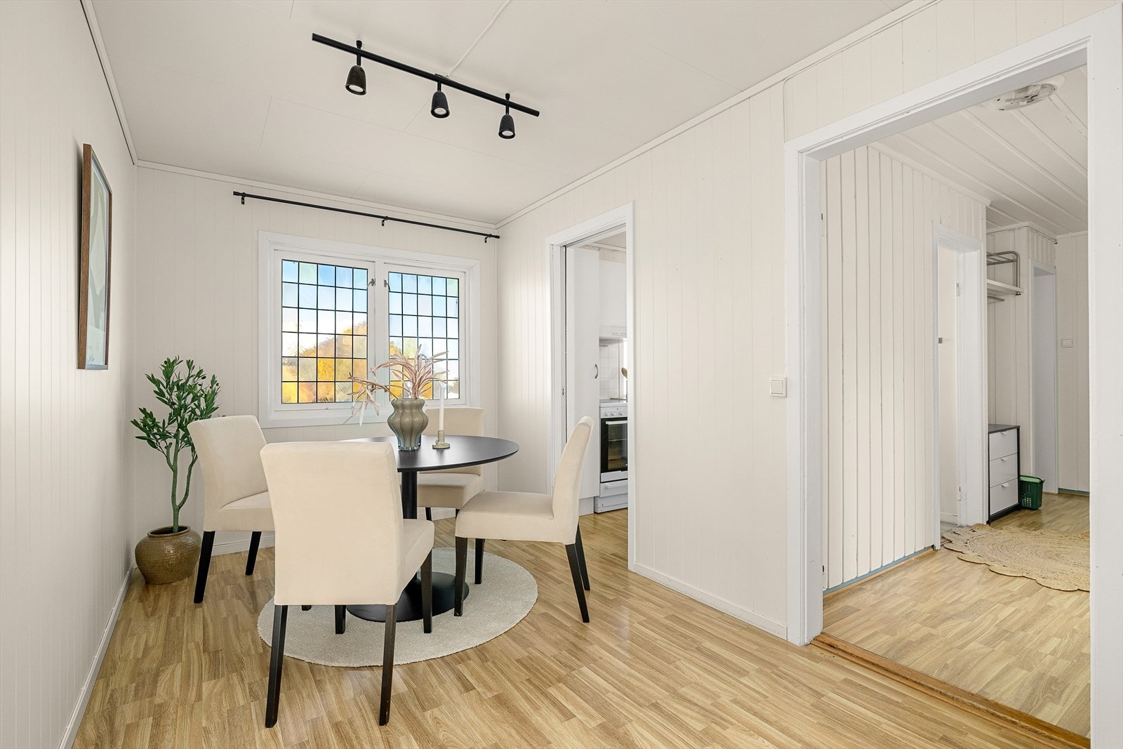 I sonen mellom stuen og kjøkkenet passer det perfekt med spisestue! Galleribilde