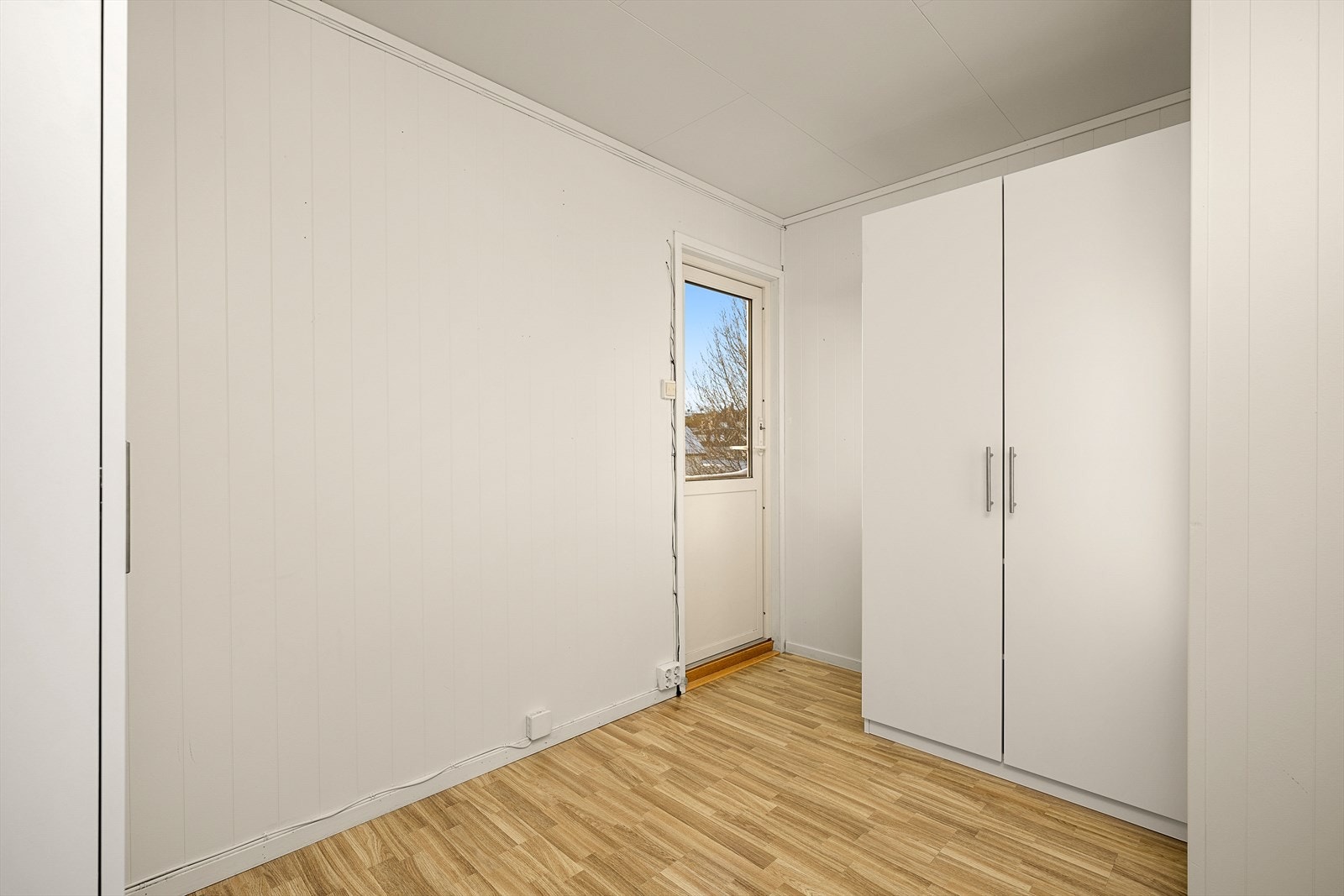 Soverom 2 er 7,5 m² og har praktisk utgang rett ut til terrassen Galleribilde