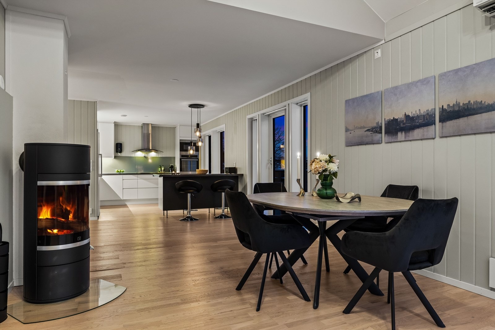 Det er oppvarming fra lekker peisovn og varmepumpe. Galleribilde