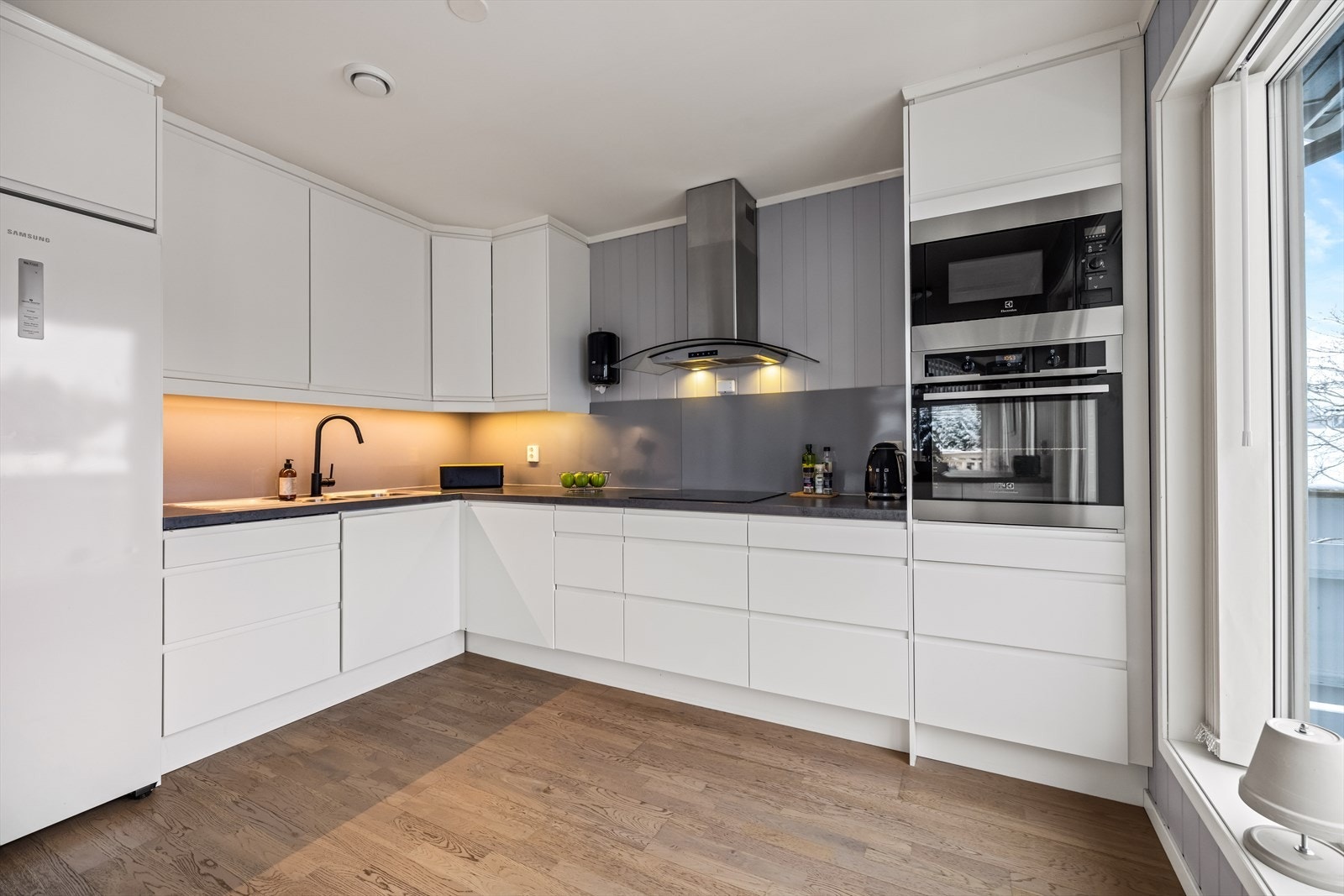 God skapplass for oppbevaring, og ekstra benkeplass på praktisk halvøy. Galleribilde