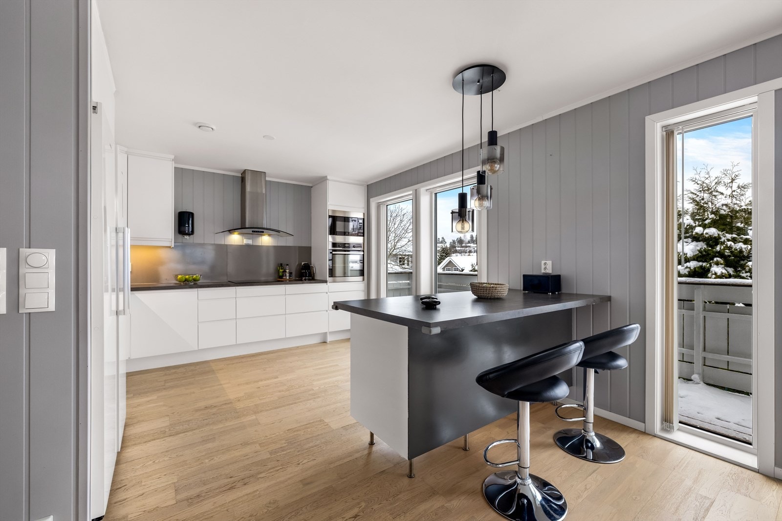 Fra kjøkkenet er det utgang til verandaen. Galleribilde