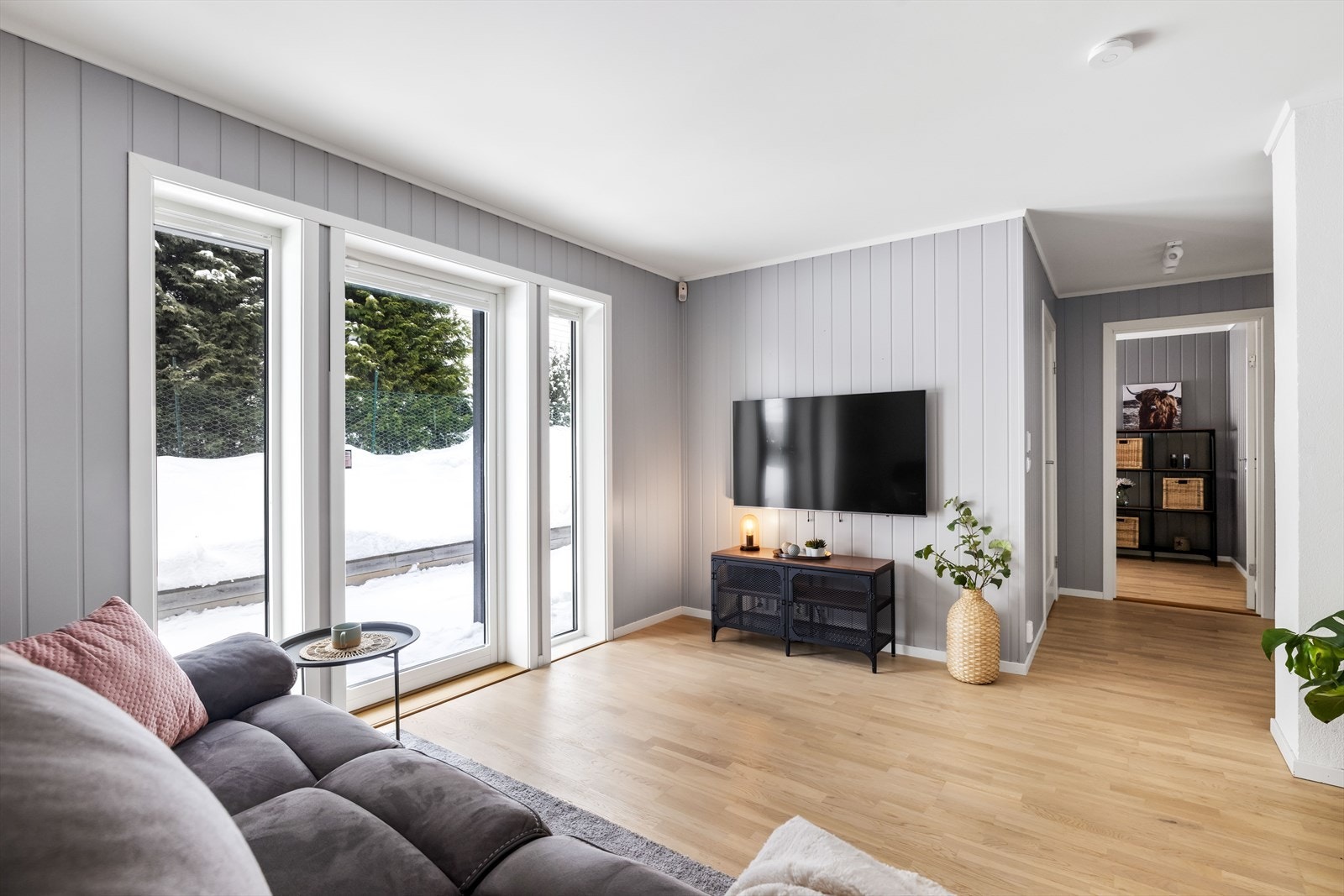 Lyst og hyggelig rom med godt lysinslipp uten innsyn utenfra. Stuen er fint plassert til soverommene i etasjene. Galleribilde