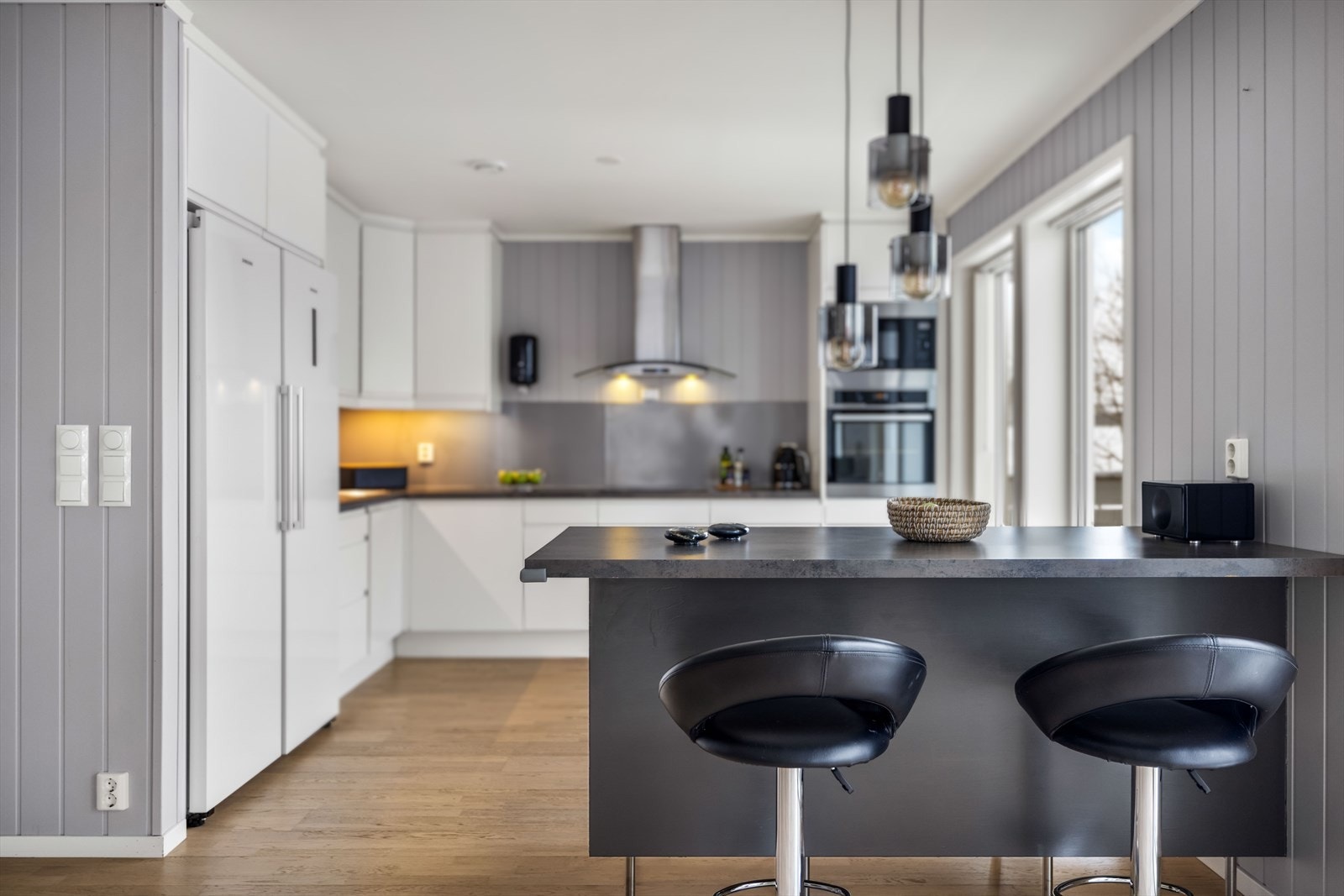 Ved øyen er det også mulighet for to spisestoler - perfekt sted for barna å se på lekser når middagen tilberedes. Galleribilde